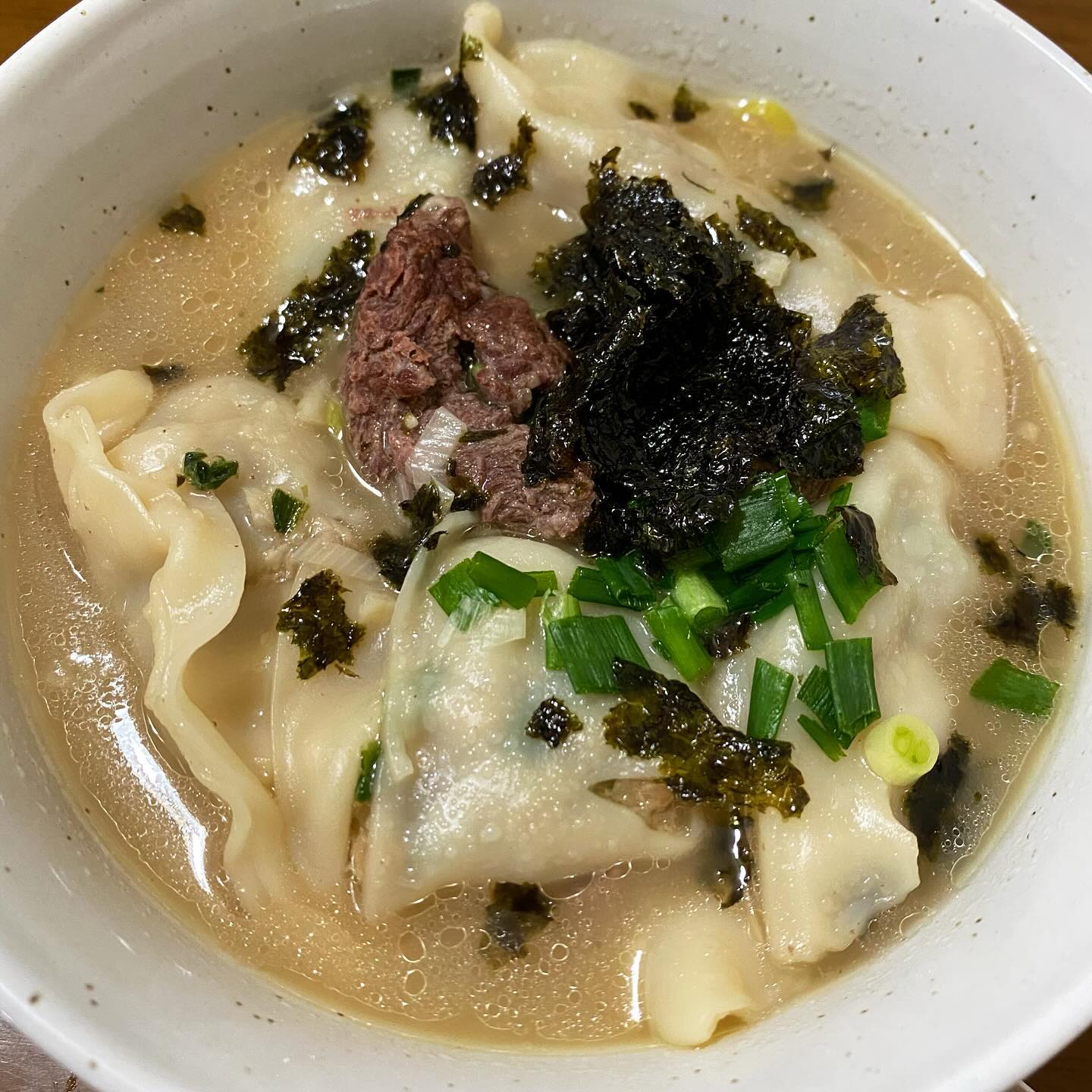 24.1.3🍽️🤍
손가락 다쳐서 한동안 요리를 못하다가
부목풀고 초간단 만둣국했다🤍
언능 다 낫고 도시락 만들고싶다🥹