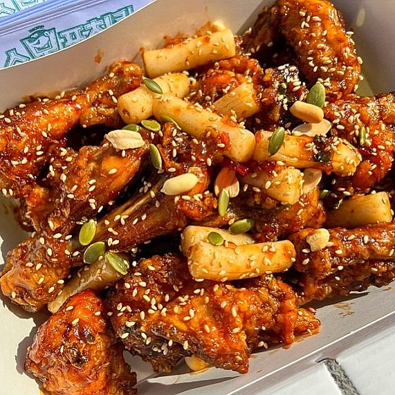 📍 대전 중동 중앙시장 스모프치킨

✧ 쫄간장치킨(대) 21000원

은행동 바로 옆 중앙시장에 있는 유명한 스모프치킨
쫄간장 먹어봤는데 간장+깐풍치킨 느낌이었어요
튀김은 약간 옛스러운 투박한 느낌!
먹어본듯 안 먹어본 맛이라 오묘했어요
호불호가 있을것같은데 매니아층도 많더라고용

#딤딤맛집 #대전 #대전여행 #대전맛집  #food #대전데이트  #먹스타 #먹스타그램 #맞팔 #선팔 #선팔하면맞팔 #followforfollowback #like #daejeon #스모프치킨 #쫄간장치킨 #치킨 #중앙시장 #중앙시장맛집 #중동 #중동맛집
