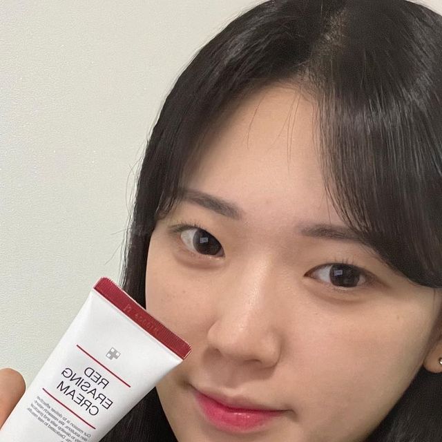 이민영 on Instagram: "실수로 지워버려 재업합니다ㅜ #협찬 메디큐브 레드 이레이징 크림 2.0 메디큐브 레드 라인 판매 1위의 주역 레드 이레이징 크림이 더욱 강력하게 리뉴얼되어 돌아왔어요!