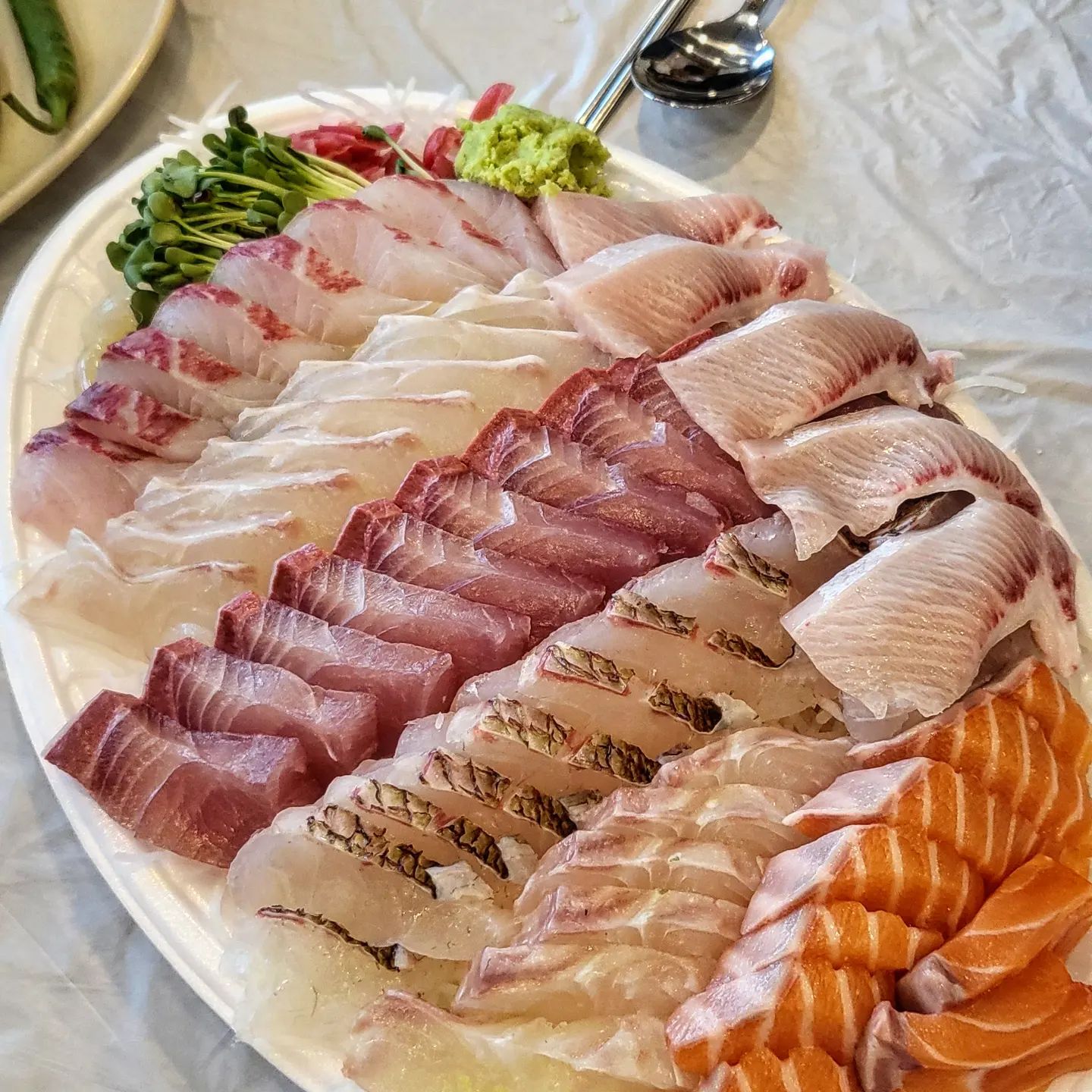| 신안상회 노량진 1층
⠀
드디어....!!
방어의 철 시작입니다🐟
⠀
겨울에는 회먹으러 노량진 3번은 가줘야죠?
노량진을 한번도 안가본 친구들이랑 회포장하러 신안상회에 다녀왔어요!
⠀
인어교주해적단 어플로 미리 비교해보고, 할인쿠폰 받아 예약까지 완!
(안그러면 인기 많은 곳은 너무 오래 기다려요ㅠㅠ)
⠀
리뷰들 꼼꼼히 보고 가격이랑 비교해서
'신안회슐랭쓰리스타(돼지방어모둠회B)' 중짜 크기로 주문했는데 회가 두툼해서 너무 좋았어요ㅠㅠㅠ
두툼, 쫄깃, 달달, 고소 다 함^^!!!!
(그리고 사장님 부부 짱친절하심👍)
⠀
진짜... 이래서 방어는 겨울에 먹어야합니다....
방어에 기름이 좔좔 윤기도 좔좔.....
방어 배꼽살먹는데 기절하는줄 알았잖아요!!!!!
⠀
사실 저는 집앞이 바다라^^.....(회세권)
노량진 회에 만족한적이 거의 없는데 이번에는 완전 대대대만족!
⠀
* 그리고 무조건 주말엔 일찍 방문하세요!
4시 포장으로 방문해서 바로 픽업하고 연결되어있는 '해운대'라는 초장집을 갔는데, 다먹고 5시반-6시되니까 모든 초장집앞에 대기줄이 어마어마... 회 받아서 무한대기하는 분들이 진짜 많았습니다ㅠㅠ
⠀
4시에도 이미 초장집 반 이상이 차있었으니
무조건!!!! 낮술 추천드려요!!!!
⠀
📍신안상회 노량진 1층
- 초장집은 '해운대'
- 인어교주내 할인쿠폰 적용가 72000원(원래 9만) / 700g
⠀
⠀