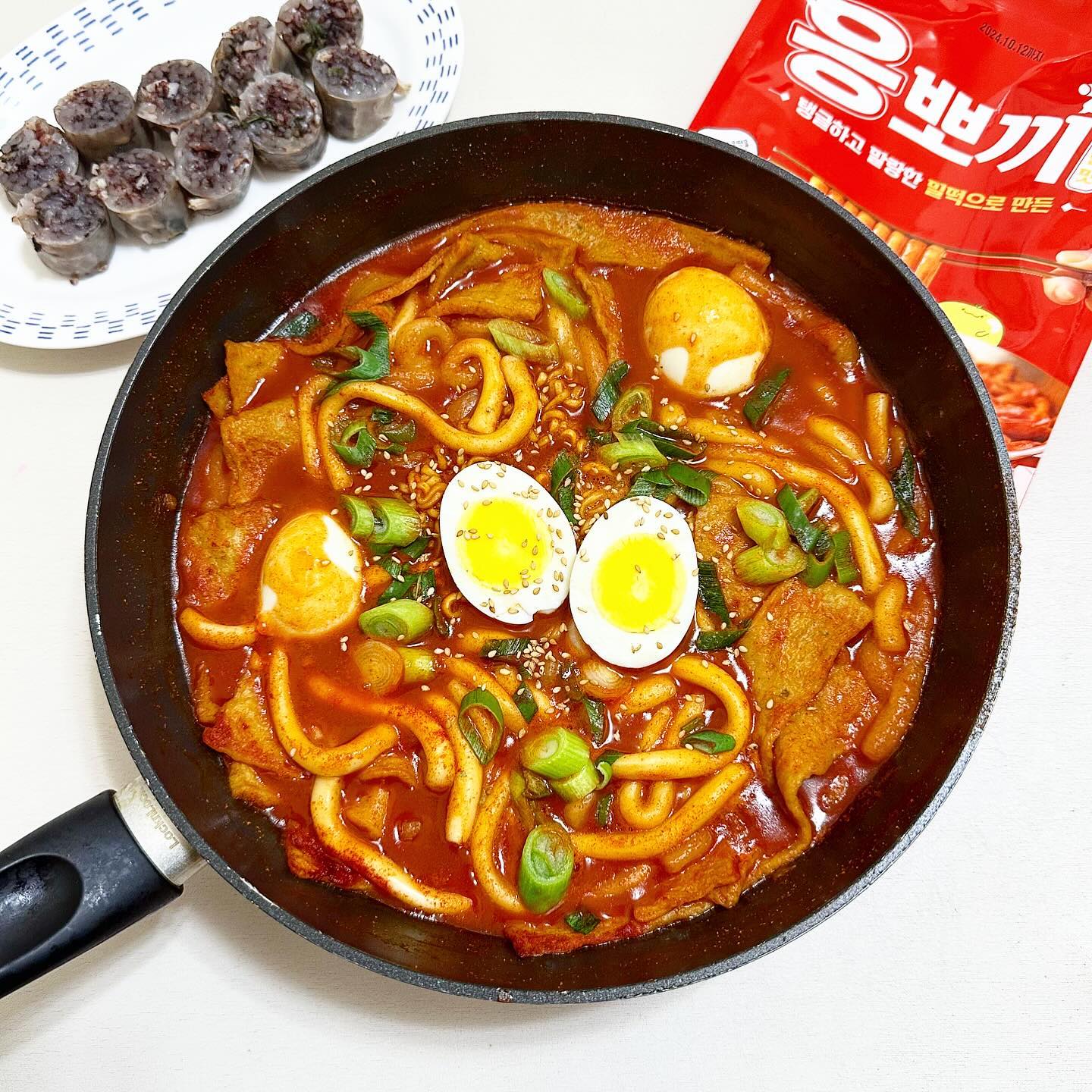 #협찬 #응급실국물떡볶이밀키트 #응뽀끼

떡볶이 맛집 응떡에서〰️
특제소스를 활용해 밀키트가 새로 나왔어요🎉

응급실 국물 떡볶이 밀키트 “응뽀끼”🔥🔥🔥

꾸꾸 한입 먹자마자
이거다‼️‼️‼️했어요👍🏻

이건 무조껀 냉동실에 쟁여야해❤️❤️❤️

길쭉한 밀떡은 아주 쫄깃〰️쫄깃〰️하고
어묵은 부들〰️부들〰️

여기에 응떡 특제소스가
매콤달콤 감칠맛 쩌는게
입에 아주 챱챱 붙어요😋😋😋

순한맛은 딱 분식집 떡볶이 맵기고✨
매운맛은 불닭 정도❓

순한맛+매운맛 섞으니
기분좋게 매콤하고 좋더라구요👍🏻🔥

응급실국물떡볶이 스토어에서
런칭기념 4+1, 8+2 행사도 하니
많✨관✨부✨
.
.
eungdduk_korea 👀
✔️한팩당 라면사리 한봉 서비수〰️❤️
.
.
#떡볶이 #떡볶이밀키트 #응급실국물떡볶이 #응급실닭볶음탕 #응닭응떡 #치즈 #응떡하면치즈 #누들밀떡 #홈파티 #캠핑 #낚시 #여행 #간편식 #간편조리 #야식 #오늘뭐먹지 #술안주 #안주 #파자마파티