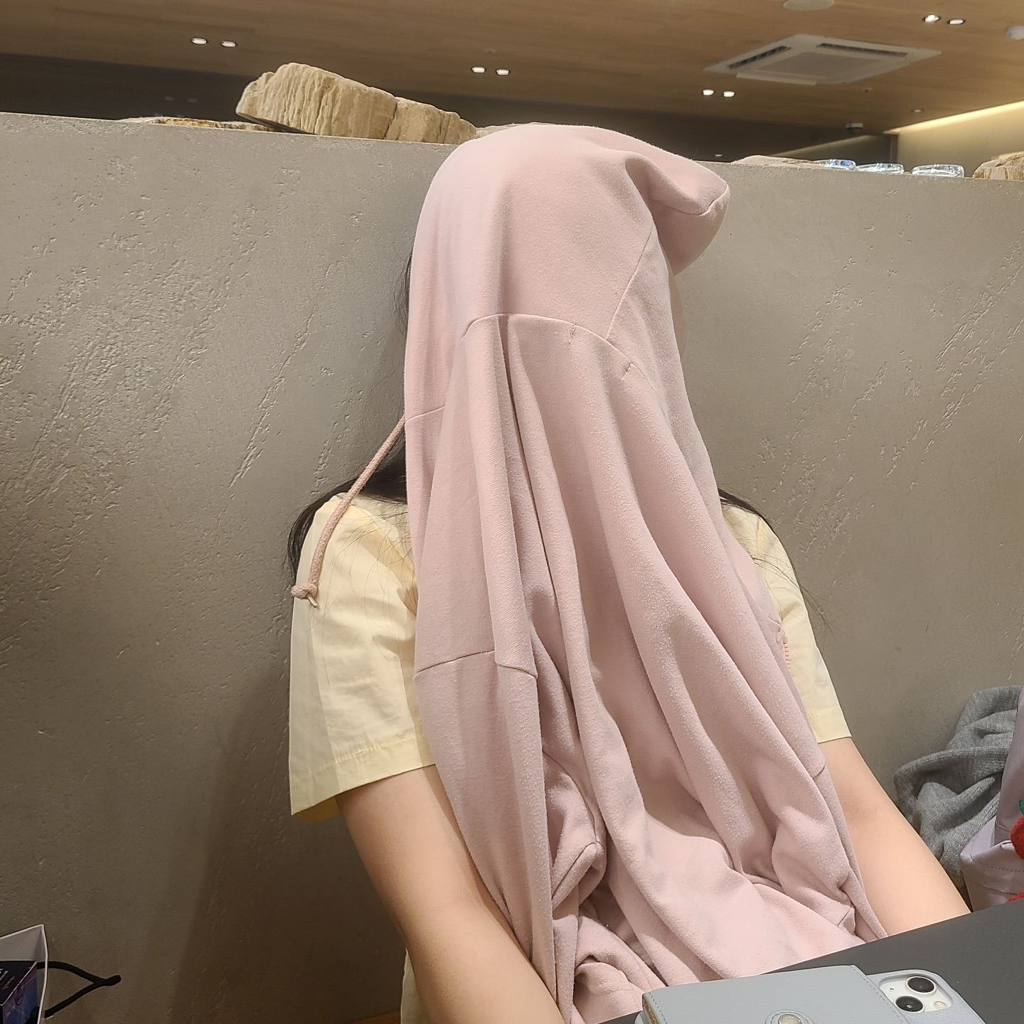 긴장되면 후드 뒤집어쓰고 명상하는 나