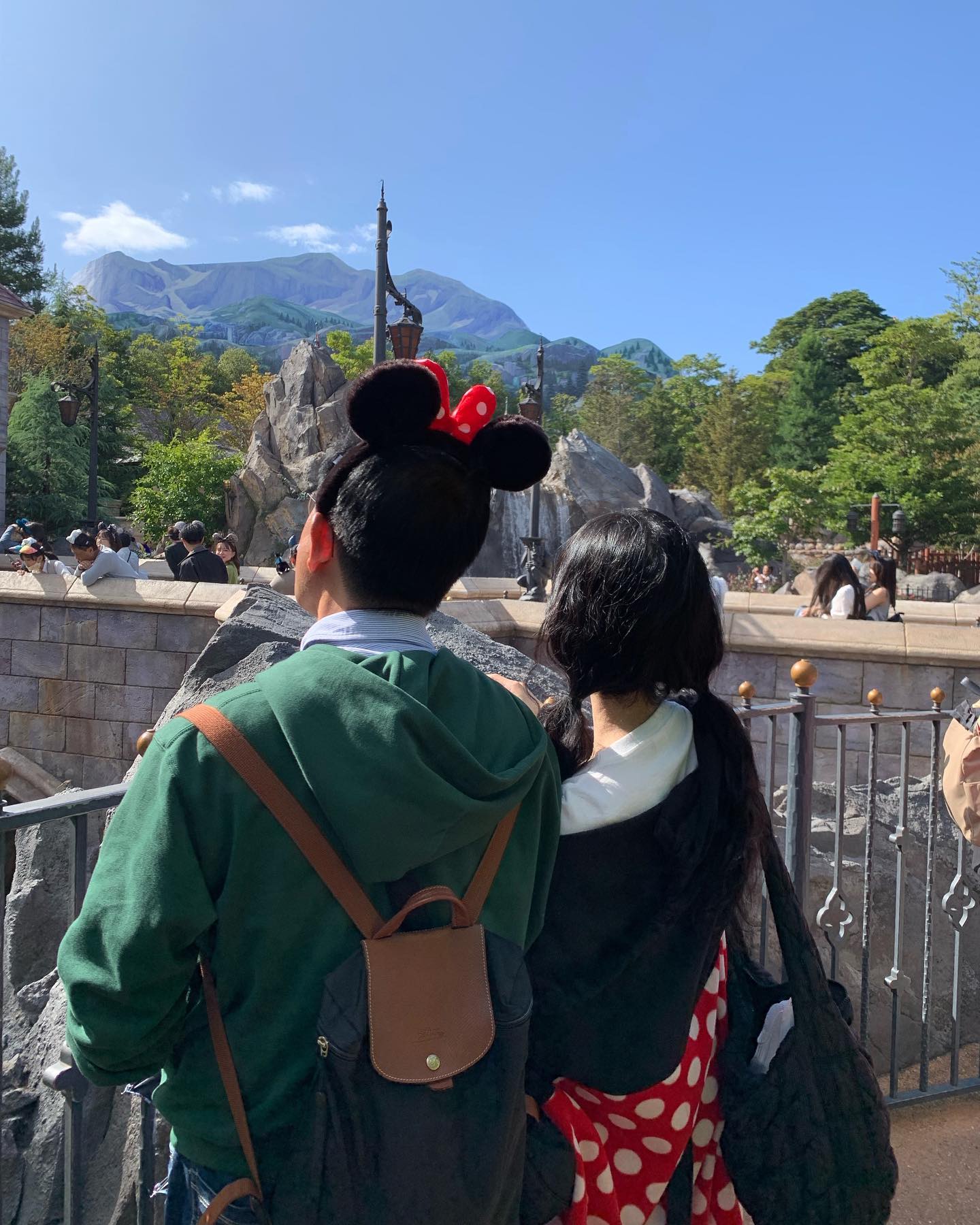 우당턍턍 디즈니랜드🎡🎢🎠
아빠랑 ~ 👨🏻👧🏻❤️어무니포토❤️💖
이렇게 엄마아빠랑 놀이공원에 오다니 그것도 디즈니랜드!! ✨ 왠지 뭉클찡글 했던 행복한 하루였당 어렸을때 수년간 연간회원 브아피였는데… ㅋㅋㅋㅋㅋ 이것도 벌써 한달전이라니. . 🥹 추억저장💝 #도쿄 #디즈니랜드