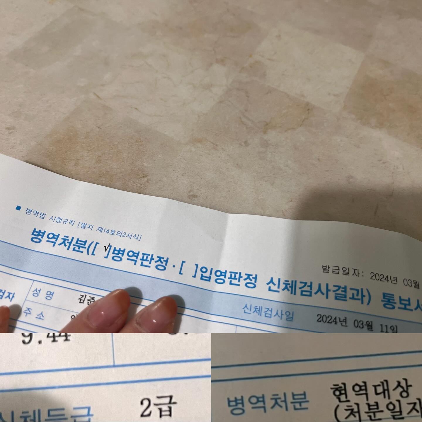 2024.3.11.월
울둘째 신검을 받고왔다.
나: 어뜨케됐어? 특전사래? UDT래?ㅋ
아들:ㅋ𐌅𐨛𐌅𐨛 나 눈이 나쁘자나
나: 먼2급이야??아놔 나떼는말야~ 
내가 너나이때는 눈이 2.0이었는데..
내가 너였음 특전사 갔어ㅋ𐌅𐨛𐌅𐨛 
꼭 안좋은건 다 지아빠닮아가지구!!🤬

첫째는 몇달후군대가려고 휴학했고,
둘째도 일찍간다는데,,
그럼 나 누구랑놀아??ㅠㅠ아 진짜ㅜ😭
.
.
#아들#아들맘#아들군입대#군바리맘😆😊#군대아들엄마#어뜨케기다려😝#시간아빨리가라⏰ #아직시작도안했지만