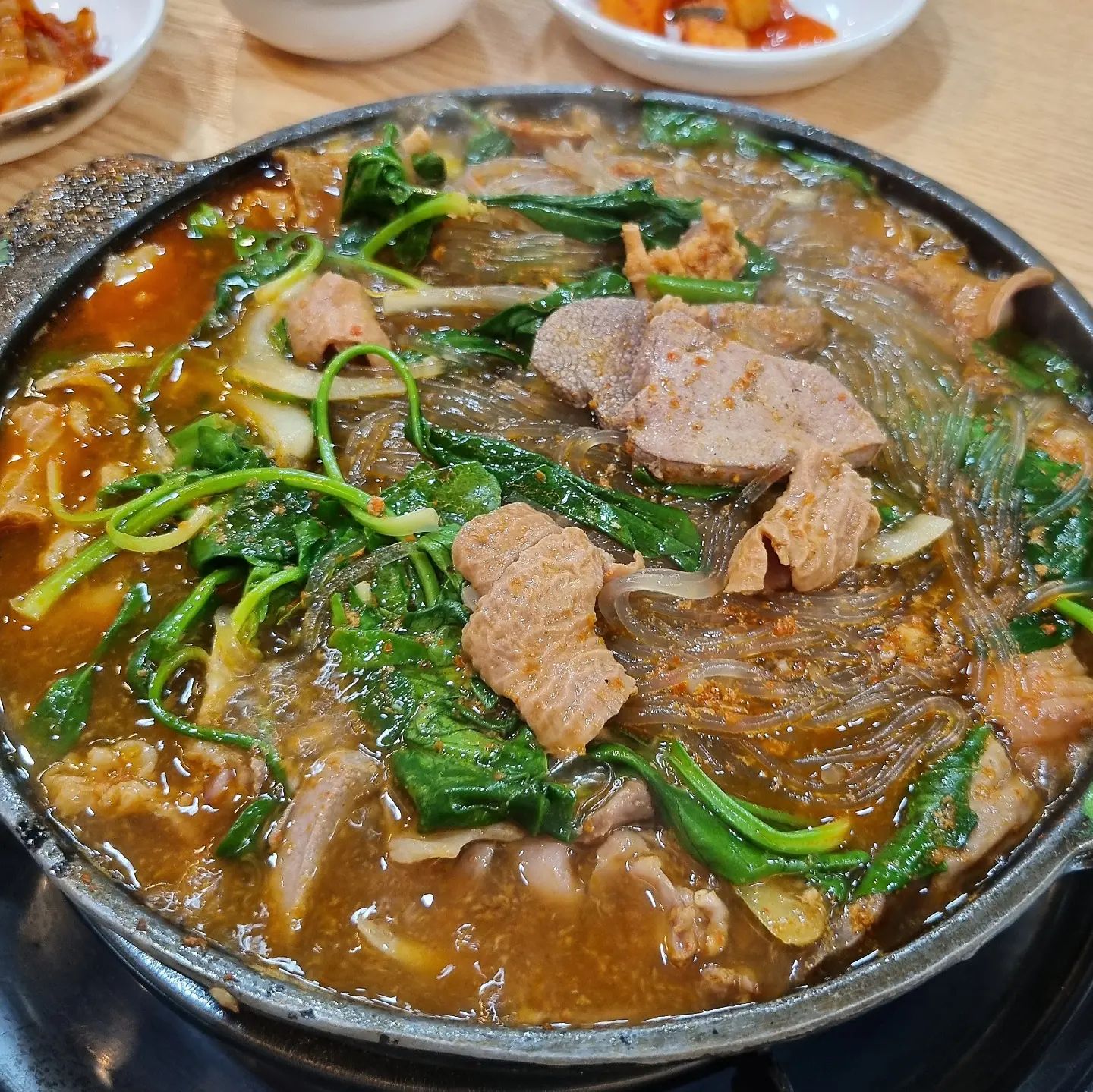 #먹스타그램
오오오랜만에 올려보는 #순천곱창전골맛집
중앙동 시내 초입 #순천곱창골목 에 있는 #2대전원식당
항상 가던 #전원식당 사장님의 아드님이 이전에 있던 가게를 인수해서 운영하시기때문에 2대전원식당이라는 이름!

손맛 그대로 전수받으셔서 곱창전골의 맛이 그대로니까 본점이든 여기든 어디든 방문 가능!
깔끔한 매장내부를 원하시면 이쪽으로 방문하는게 좋음.

전국 각지로 택배배달도 가능!
-
❣️#2대전원식당
❣️전남 순천시 별미길 9 1층
❣️0507-1359-5434
❣️매일 10:00~21:30
  매주 월요일 정기휴무
-
#순천 #순천맛집 #순천중앙동맛집
#오늘아님