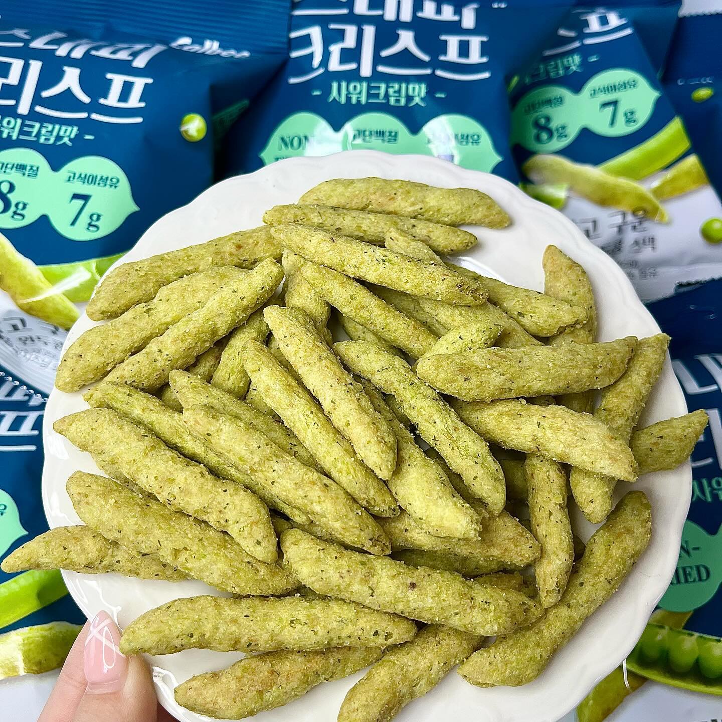 #협찬 완두콩 그대로 과자로 탄생!! #스내피크리스프 
귀여운 완두콩 모양으로 나온 신상 과자🩷
튀기지 않고 구워 더 담백하고 깔꼼쓰해요!!

고단백•고식이섬유 완두콩 스낵.. 단백질함량이 무려 8g..
식감은 바사삭 부서지며 #사워크림맛 으로 더 중독성 업!
완두콩과자라길래 맛이 상상 안 갔는데!! 짭쪼름하니 맛있는 거 이쬬❤️

모양이며 색이며 완두콩 빼박이라 귀여워용ㅋㅋㅋ
이 신상과자 강추~!!🙈🙈

-
#해태#해태제과#완두콩과자#신상과자#과자추천#콩과자#고단백#프로틴과자#과자신상#완두콩스낵#프로틴간식#다이어트#먹스타맞팔#selfie #lfl #fff #daily #likeforlikes #likeforfollow #like4likes #맞팔DM #좋아요반사 #좋반 #맞팔 #좋아요