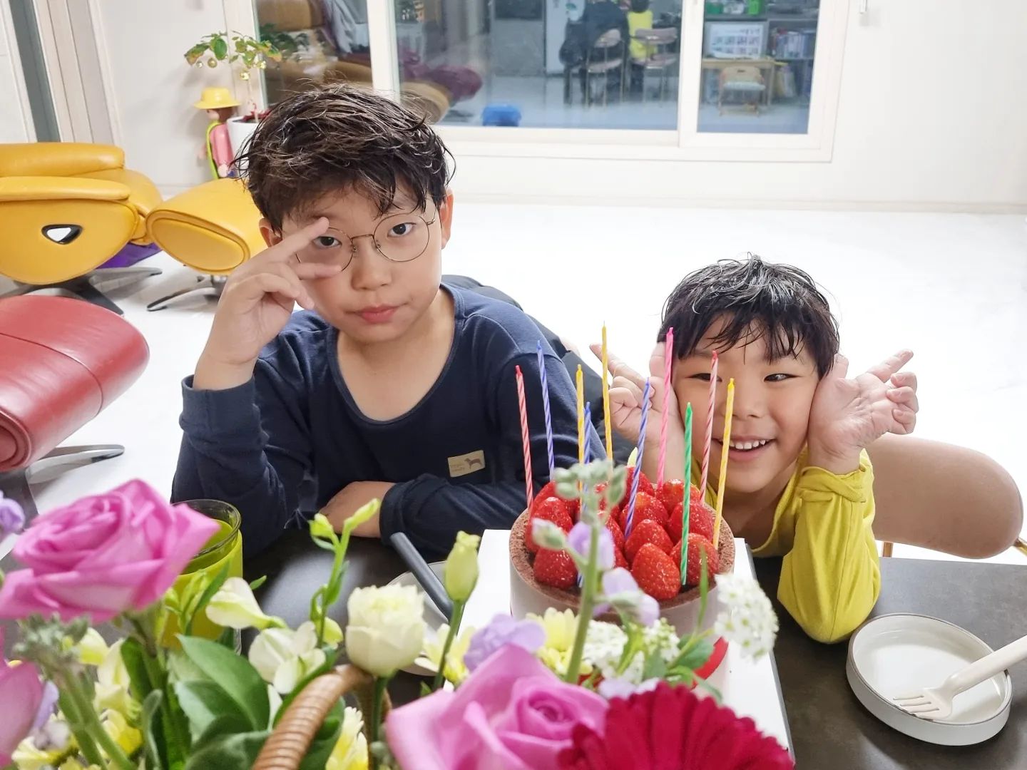.
HBD 🎂
.
작년까지 엄마생일=케이크먹는 날 이였는데
올해는 두 아이들 나름 엄마 생일이라며 이벤트도 준비해줬어요
빙글이는 편지와 함께 엄마 사고싶은거 사라며 용돈을 넣어주고
까까는 엄마를 예쁘게(?!)그려주네요
.
사실 생일이 되면 마음이 허하고 약간의 우울감도 있어 힘든데
봉봉은 꽃 한 보따리 사들고 퇴근하더니 
생일 첫끼 미역국도 끓여주고 (서당개 많이 늘었다🤣)
가족들과 친구, 지인들의 보내주는 축하 속에 
일주일을 행복하고 감사하게 시간을 보내고 있어요
.
그나저나 뭘 산건지 4월초에 배송예정이라는 봉봉 선물 궁금
또 쓸데없는 가전제품은 제발 아니길 🙏
.
.
.
#알콩달콩빙글이네 #빙글이그램 #까까그램 #형제스타그램 #아들둘 #내보물들 #선물은너희둘❤️ #hbd #birthdaycake #birthdayweekend #생일주간 #감사한일상