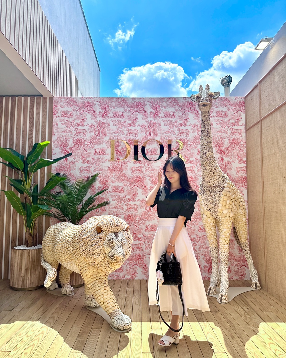 오늘 완전 여름날씨 아니었나요??
오랜만에 가시거리 너무 좋았네요♥︎
.
.
.
Top. flowoom 
Skirt. ivanahelsinki_kr 
Bag. dior 
Accessory. chaumetofficial engbrox_official