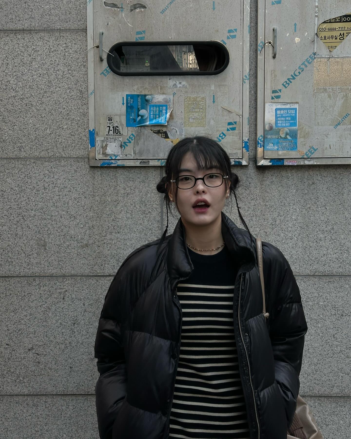 #협찬 Y2K Geek Chic의 완성은 👓 

엄청 가볍고 유연해서 가벼운 마음으로 들기 좋은 안경🤓 
안경테 디테일도 좋아서 세련된 듯 Y2K 느낌도 물씬 나서 어떤 코디에도 어울림🥹🫧

사기 전에 인스타 필터로 미리 써볼 수 있어용📷

게다가 온라인에서 안경테 구매시, 블루라이트 차단 안경렌즈가 무료로 제공 되고
제로픽업 이용시 도수가 있어도 uv차단 안경렌즈가 무료라고 합니다! 

#협찬 #안경 #안경테 #안경픽업서비스 #제로픽업 #홀로리스 #안경가상피팅서비스
