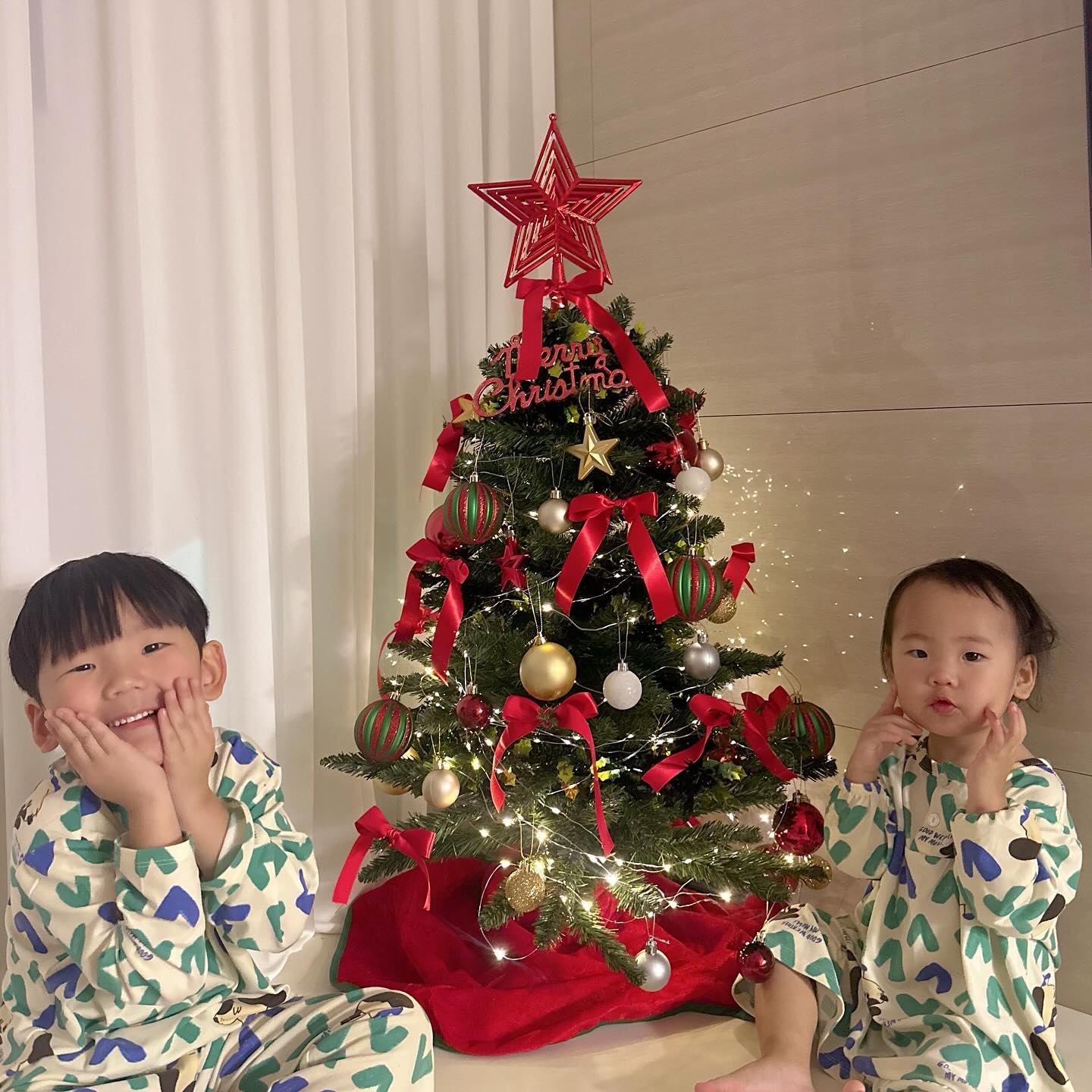🎄

#트리완성🎄 

숙제같던 트리만들기😂
서남매네도 드뎌 완성!
리본까지 달았더니 작년보다 조금 더 이쁜듯!
(리본 오너먼트 파는지 모르고 리본끈 사다 묶은 나는야 문찐)

#메리스타그램👼 #1549days 
#랑이스타그램💍 #631days