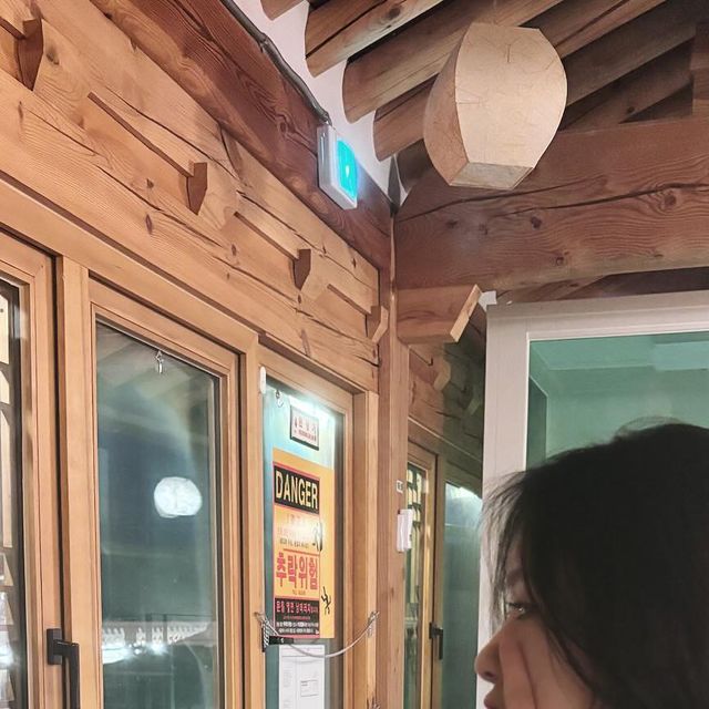 정연욱🥟🥟 on Instagram: "#광고 #협찬 행궁동에 있는 카페도화 다녀오깅👀✨ 난 한옥만 보면 그르케 기분이 좋더랑•••💗 요즘 치즈케이크가 너무 당겼는데 부드러운 거 줏어먹고 엄청