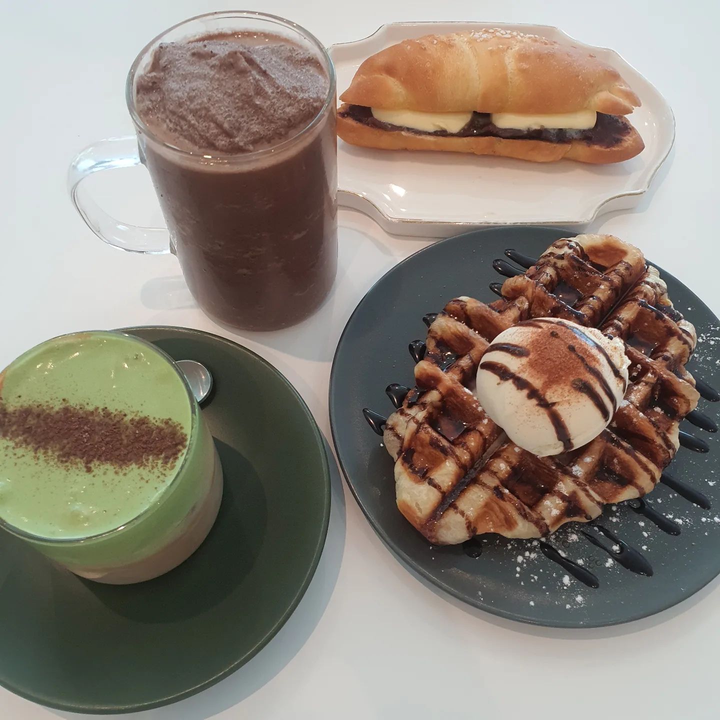 D+417
안성 보개 예쁜 카페 발견☕️
카페 주변에 꽃길 산책로도 있어서 🌻
부모님 모시고 오기 좋은 #소나무카페 
2층은 노키즈존이라 조용해서 힐링 공간
.
방방이, 키즈 수영장, 키즈 놀이터가 있어서
아이 데리고 오기 좋은 🌲소나무카페
주말이라 그런지 1층은 모든 자리가 꽉 찰정도로
아이들 데려온 테이블이 많았는데
이것저것 놀거리가 많으니 지루할 틈이 없는😆
.
시그니처 메뉴 소나무라떼도 새로운 조합인데
익숙한 맛👍
아이스크림 크로플도 추천추천!!😍
앙버터 소금빵도 부드럽게 당충전하기 좋고
자바칩 푸라푸치노도 시원 달달하니ㅋㅋ🧊
#보개면디저트맛집 #보개면맛집 #안성디저트맛집
카페 주변에 수국이 굉장히 많이 있어서
매년 7월에는 꼭 와야할것 같다
그때쯤이면 아이가 커서 체력 탕진하기에
딱일듯🤣
.
#안성카페 #안성카페추천 #보개면신상카페 #보개면카페추천 #대형카페 #고삼호수 #안성맞춤랜드 #힐링카페 #자연속카페 #맛스타그램
#카페스타그램 #빵스타그램 #빵순이 #일상 #데일리 #소통 #좋아요 #좋아요반사 #좋반