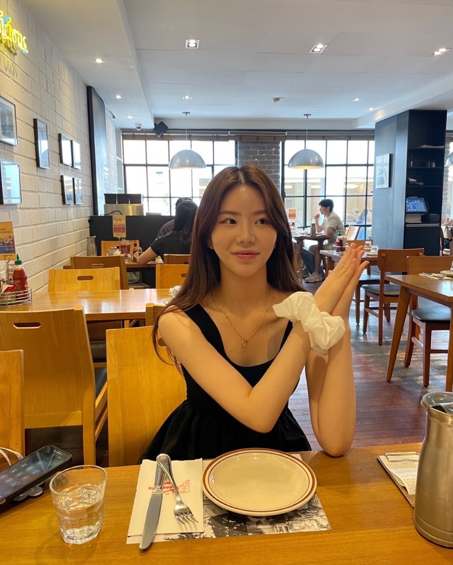 처음와본 오리지널팬케이크하우스 🥓🍳🥞
유명했던대로 팬케이크는 촉촉하고, 샐러드는 양이 엄청 많어... 
팬케이크에 메이플시럽까지 뿌려주면 달달함 최고오 ♥ 

oph.korea #오리지널팬케이크하우스 #신사동맛집