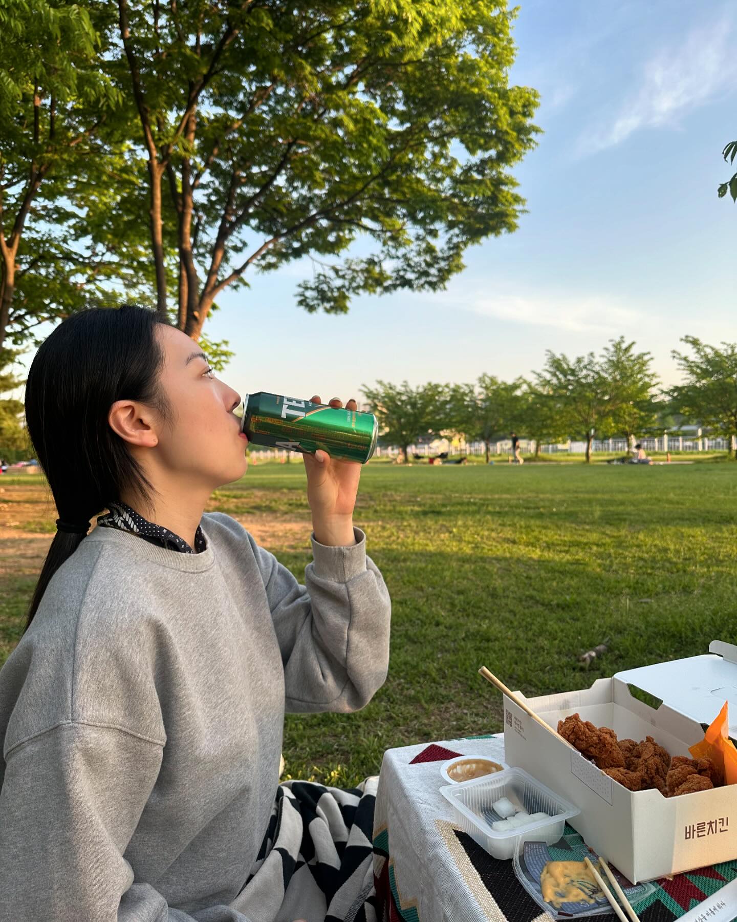 미뤄놨던 사진들 올리기 💚
돗자리 깔고 밖에서 치맥 먹는 행복
얼마나 행복한지 다들 알아야해 😉#치맥 #잔디 #캠핑 #일상 #휴식