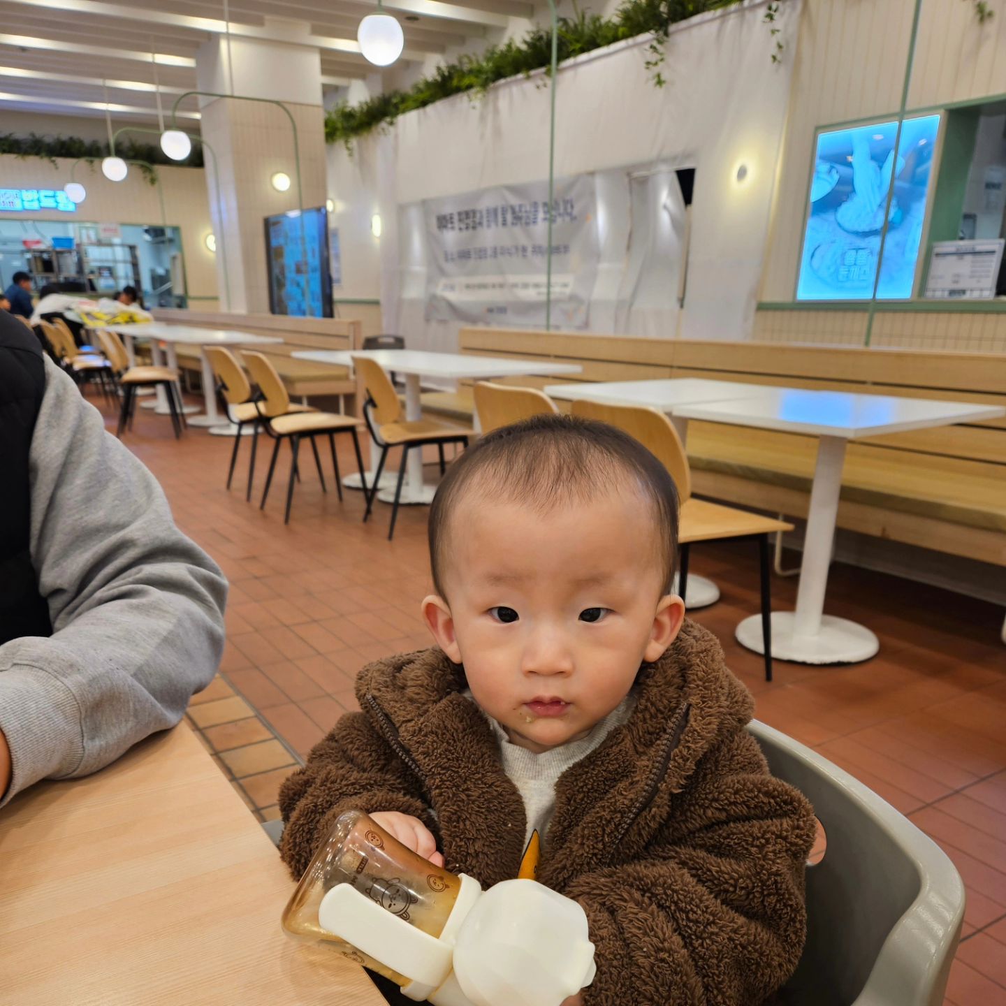 ♥️돌지난 우리 아가 근황♥️
D+406일

우리 아가 너무 빨리 큰거같애서 대견하면서도 기특하네!
뒤집기할때가 엊그제 가튼데 벌써 서고 혼자서 걸을려고 하고 
엄마가 너무 조바심 느켜서 왜캐 안하지?했는대 알아서 다하고
정말 이뻐~~지금처럼 아프지말고 건강하게 함께하자!!!
사랑해♡♡♡♡♡♡♡♡

#23년생 #2월생 #돌끝맘 #육아 #일상