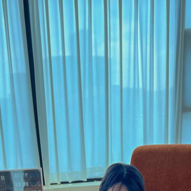 Mercedes 송예슬 on Instagram: "월요일의 여유 📰🗞️❤️ 나한테 딱 어울리는 뉴트럴 탠 컬러에 착 감싸주는 핏. 집에서 여유를 부리면서 쉴 때도 입기 편해 요즘 계속 찾게 된다. 편