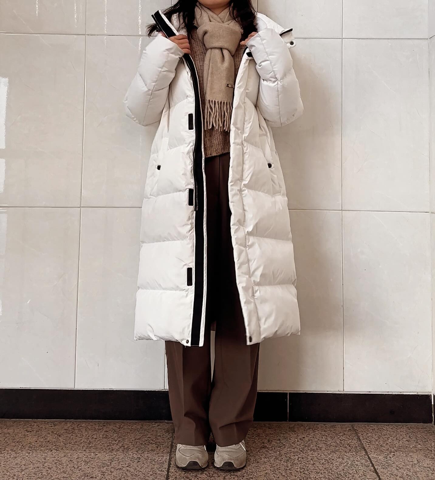 #출근룩 #직딩룩 #daily #dailylook 
☀️ -5° / 6°

오랜만에 찍어본 출근룩!
요즘 매번 여행룩 그대로 출근했더니 사진도 여행지에 머물러있었어요!😊
그렇지만 오늘은 뭔가 패딩을 입고싶어서 이렇게 나왔습니다!

Outer. nii_korea 
Top. slow.and 
Bottom. withyoon.official 
Shoes. newbalance