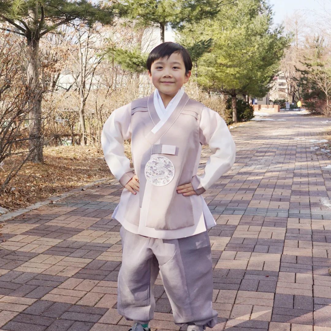 전에 입던 한복이 좀 작다~싶어 새로 장만한 #하랑한복
배송 받고 한 번 입어봤는데
새로 바꾼 안경까지 더해져서 넘 잘 어울리네ㅋㅋ

국내산 원단 100%에
디자인, 생산까지 자체적으로 하는 곳이라 그런지
퀄리티가 남달라 고급스러움이 절로 느껴짐!!
색상도 차분하면서 단조롭지 않아
우리 꼬맹이도 마음에 든다고 하네ㅋㅋ
이제 색동한복은 싫으냐ㅋㅋ
이번 설날 때 제대로 입어보자!!

haranghanbok

#아동한복, #여아한복, #남아한복, #어린이한복, #유아한복, #설날한복, #명절한복,
#아이한복, #고급한복, #하랑한복, #아기한복, #유치원한복, #한복구입, #남매한복, #자매한복, #아이한복, #형제한복