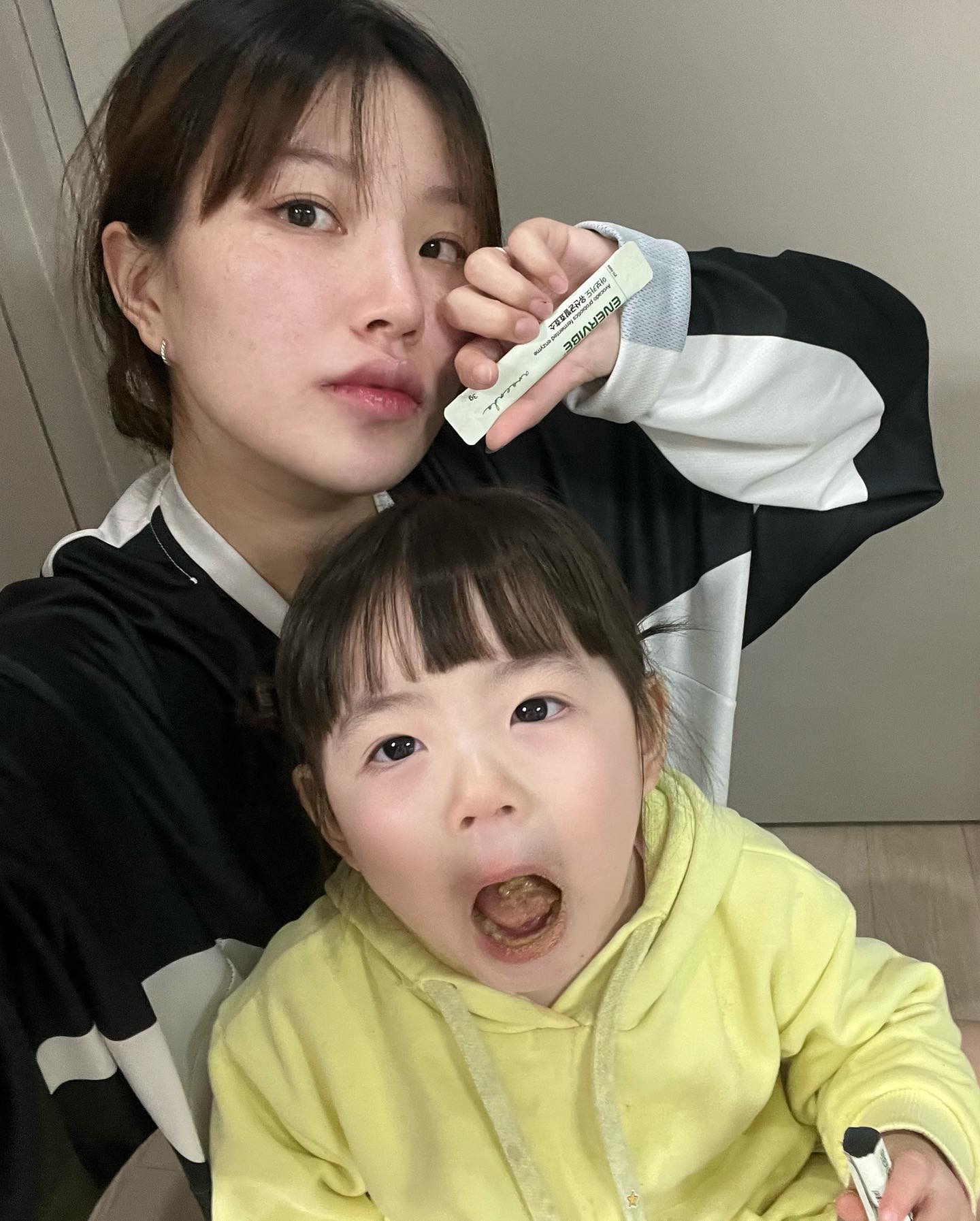#협찬

요즘 인스타에서 핫한 ! 아보카도 효소를 먹어봤습니다 ! 🥑
효소 파우더와 부원료를 혼합한 효소가 아닌 원료부터 직접 설계하고 발효한 저분자 효소 , 직접 개발한 효소는 원재료명에 자사명을 넣을 수 있어요 ! 국내 최초 팥과 율무를 제외한 임산부를 위한 7종 곡물 원료 설계
임산부가 원하지 않는 원료는 모두 제외했습니다 ! !!

출산하고 알게되어서 조금 억울 .. 🥲 에너바이브의 Pure RULE
 No 화학부형제, No 방부제, No 합성착향료, No 합성감미료, No 합성착색료 ! 

유산균과 식이섬유가 많이 들어있어서 그런지 소화도 잘되고 화장실 가는 것도 확실히 편해졌어요 ! !

 #에너바이브 #아보카도효소 #유산균발효효소 #저분자발효효소 #곡물발효효소 #효소 #속더부룩 #신제품 #임산부효소 #유산균효소 #식이섬유효소 #자체개발
