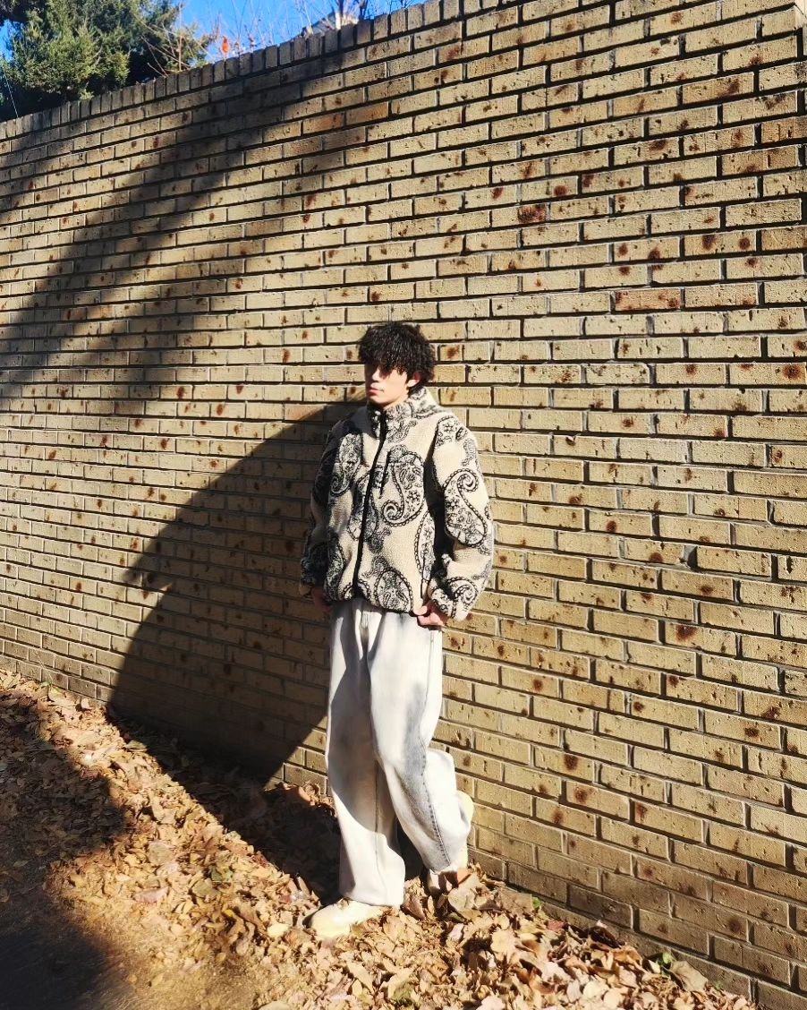 아직 겨울 아니고 가을입니다🍂

패턴 짱짱한 플리스입고 자연광 제대로 느끼고 왔습니다💛
느끼는 표정 제대로네요😎

더티크림 팬츠에 플리스 조던으로 코디해봤습니다👊