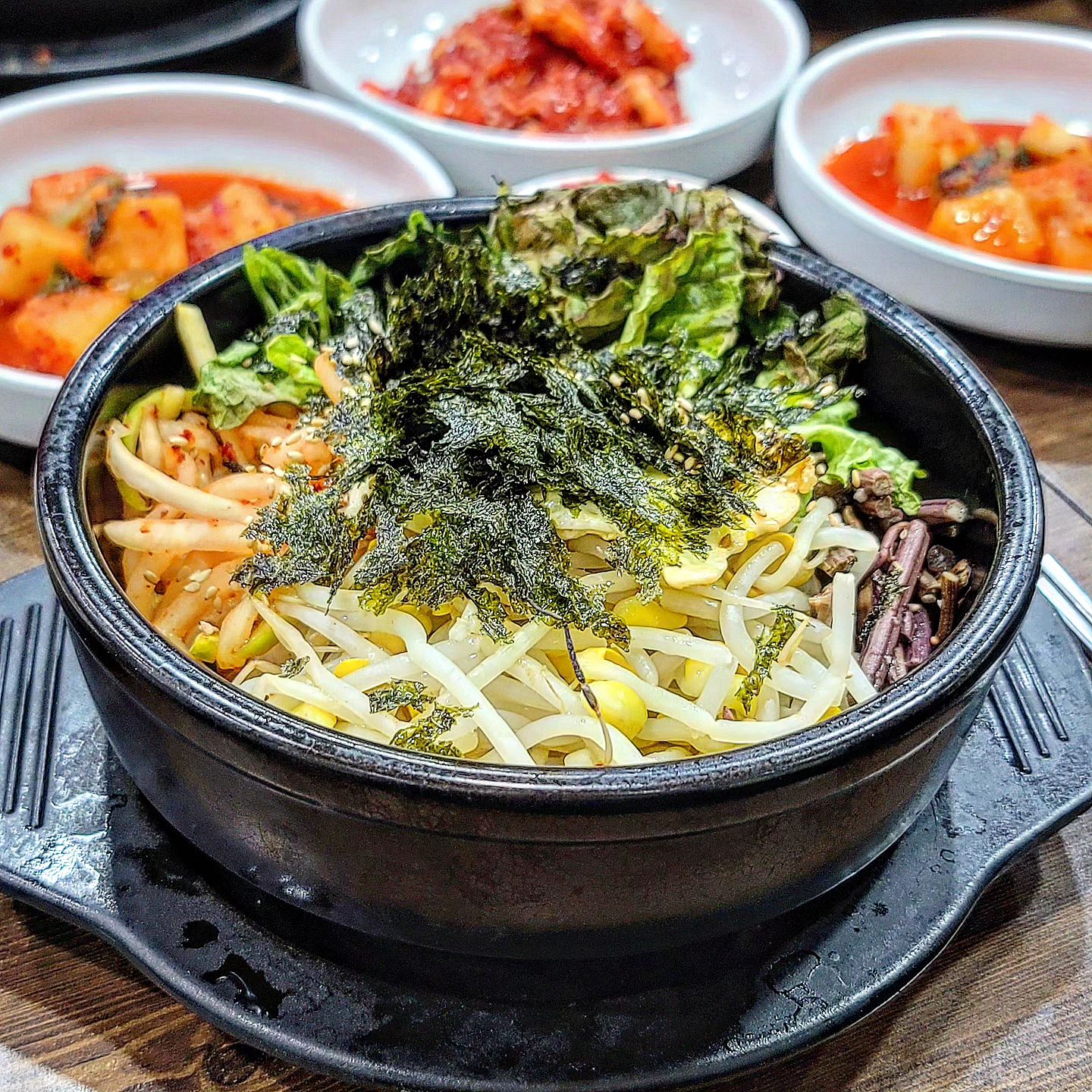 이모님~깍두기 사갈수 있나요^^?? 

근래먹은 깍두기중 원탑이었어요👍👍👍
국밥에 맛있게 익은 깍두기 못참🤤🤤🤤

김치,깍두기,오징어젓갈 셀프리필 가능하고
밥은 무한리필이요.

메뉴가 정말 다양하지만 시그니쳐메뉴인
#콩나물국밥 시원하니 맛있는데요
김치콩나물국밥이 진짜 완전 제스탈!!
걍~이건 해장국이 아니라 쏘쥬안쥬에요ㅋㅋ
돌솥비빔밥과 제육덮밥도 좋아요!!

이제는 24시간이 아니라서 아쉽다는요🥺
10시까지만 운영!!

📍콩심 미아역점 : 서울 강북구 미아동 304-6
🪧전화 : 02-945-0033

#미아역식당 #미아역국밥 
#미아역해장국 #미아역맛집
#미아혼밥 #미아동맛집 
#콩나물국밥맛집 #김치콩나물국밥 
#국밥맛집 #강북맛집 
#콩심 #콩심미아역점 #깍두기맛집