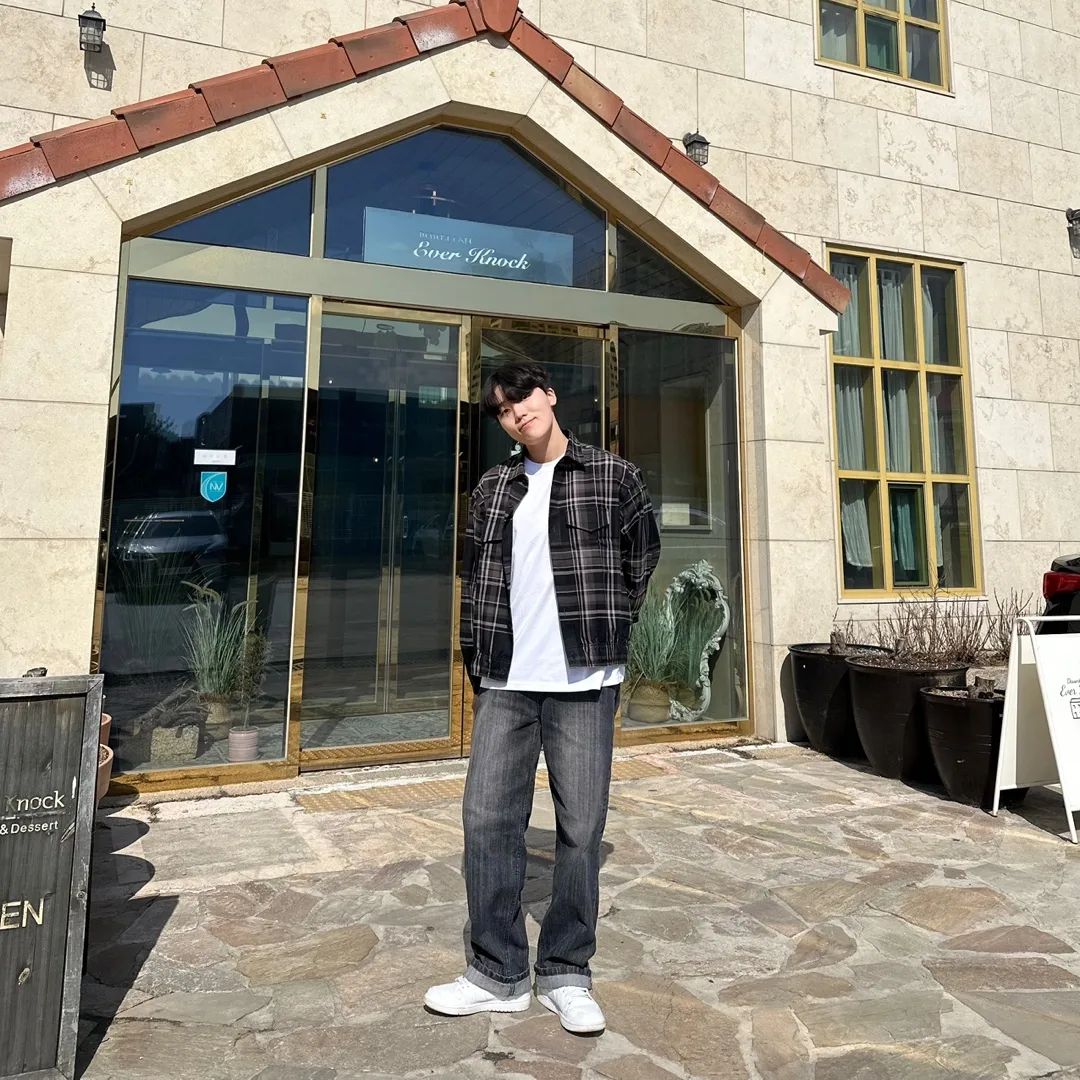 #협찬

봄에 입을 스트라이프 셔츠 찾는다면 이 제품
꼭 한번 입어보시길 추천드려볼게요!

데님과 궁합이 잘 맞아서 캐주얼한 느낌으로
코디가 가능하며 원단도 되게 부드러워서
착용감이 아주 좋은 셔츠랍니다~!🖤

디자인도 아우터형으로 제작되어서 셔츠나 자켓 두가지
느낌을 동시에 느껴볼 수 있어서 더욱 좋았던 것 같아용

밀도는 딱 셔츠 두께감이라 여름으로 넘어가는 간절기까지
착용하기 좋으니 참고해보시면 좋을 것 같습니다✨️

제품은 다이아몬드 레이라 홈페이지를 방문해보시면
구경해보실 수 있으니 꼭 한번 방문해보시길 바래요 :)🛍

#남자셔츠 #남자셔츠코디 #스트라이프셔츠  #셔츠코디 #봄코디 #다이아몬드레이라