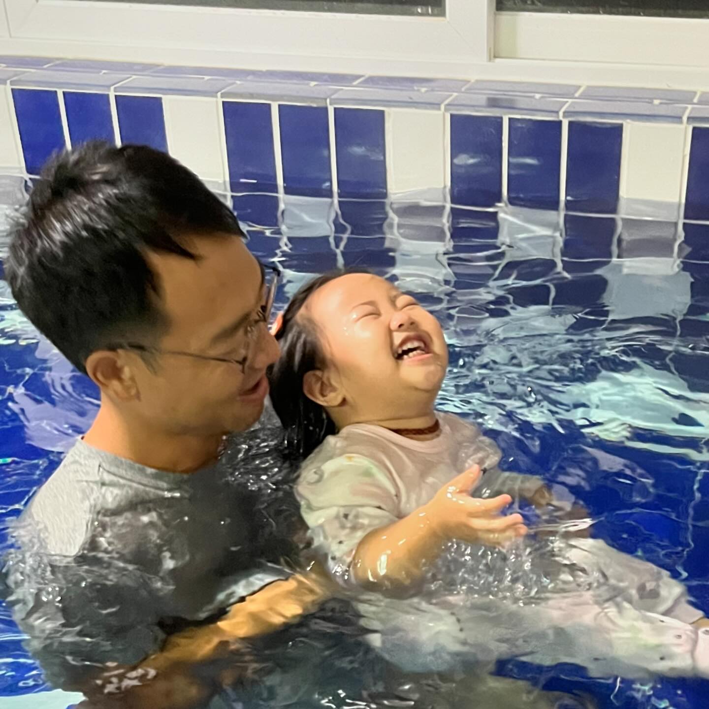 #2024민유네첫여행

곧 아빠 캄보디아 복귀해야해서
없는 시간 겨우내서 #청도여행 #일박이일

엄마는주말내내감기로아팠고,
아빠는병원투어로시간없었지만
민유랑 좋은시간보내고싶어 떳났다💗

겨울여행의 묘미 #함박눈 내리는것도 보고
민유 수영도 뛰놀기도 맘컷하는 시간이였당.

#다음여행도기대해보께아빠 🤣🤣🤣
#민유성장일기