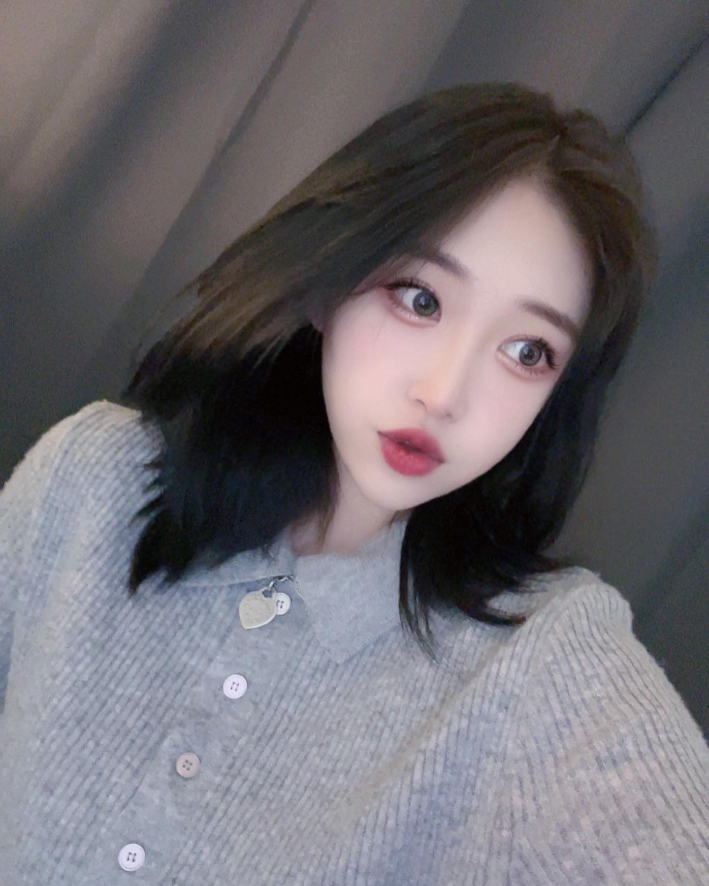 이게 무슨 머리냐면은요 앞머리 자르러 미용실 가기 귀찮아서 길러져버린 (?) 앞머리와 머리감고 안말리고 외출해버려서 바람 따라 말라진(?) 거지존의 조화 입니다 아 그리고 목걸이는 민영언니꺼 뺏었어요