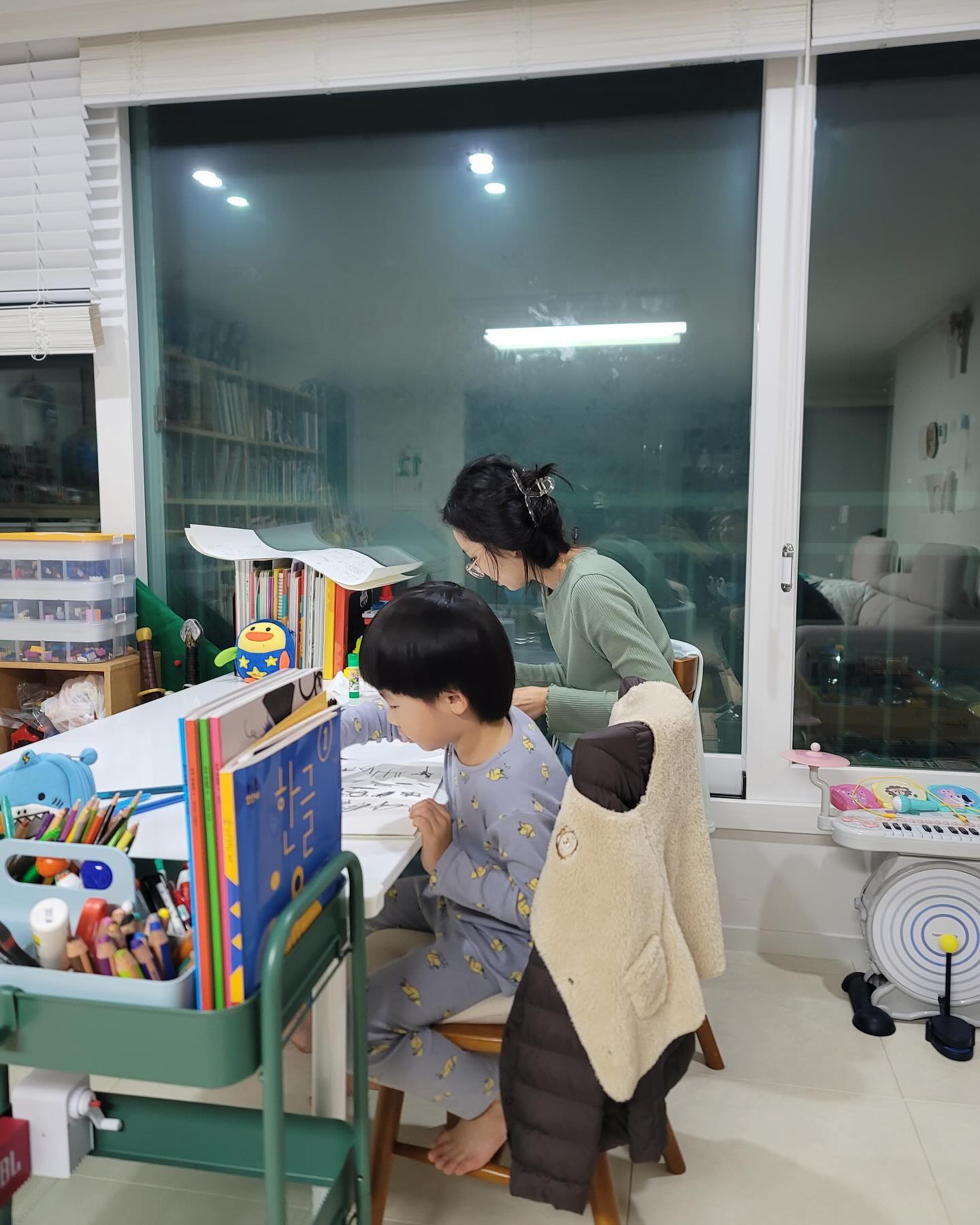 맨날 맨날 일도 안하고 빈둥거리며
그냥 너랑 놀면 좋겠네🎶

오늘도 어제도 그리고 내일도
고민할테지만
아무 생각없이 널 데리고 다니는 것처럼 보이지만
세상 제일 많은 관심과 마음으로 널 위하는 걸 
찾고 있는 중이야

#가정보육 #엄마와아들 
#아들맘