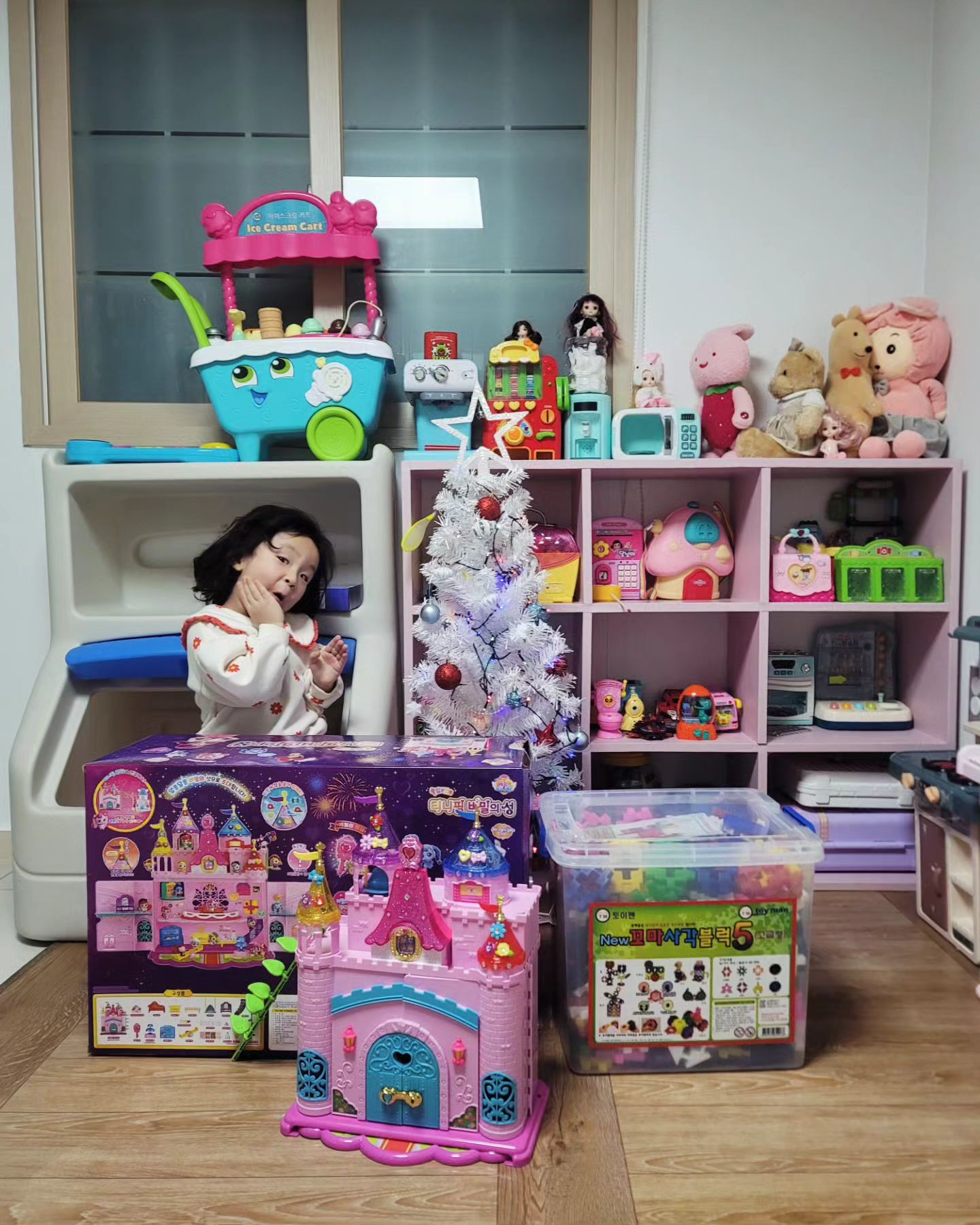 😉😉😉😉😉

신이난 낌쏘은❤️
갖고 싶다던 #와플블럭 과 #티니핑비밀의성🏰 
근데...,티니핑이 왜 하츄핑만 있냐며..
다른 티니핑은 왜 없냐고.,ㅜㅜ
하츄핑 혼자면 외롭다고 친구를 만들어 달라는 김소은..
이래서 티니핑을 집에 들이면 안되는거구나ㅠㅜ
친구들 만들어주는건 말 잘들으면 하나씩 준비해줄께😂

#메리크리스마스🎄 #2023크리스마스끝