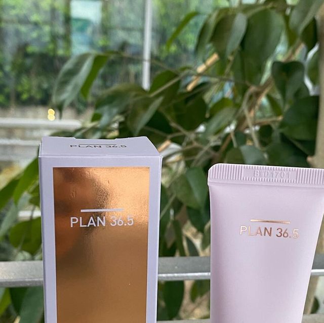 쩡이 on Instagram: "#광고 

하루 한번 1분 리프팅 케어 plan36.5 펩타이드 괄사 리프팅 세럼 써보게 되었습니다🩷

주름은 채워주고 탄력은 올려주더라구요!!
사용 후 목 주름 , 팔자 주름 개선된 느낌이 들고 영양감이 채워지는 기분이예요👍👍
펩타이드, 8종 히알루론산, 병풀잎수 등이 함유되어 보습 지속력 또한 좋고 피부 진정 효과까지 !! 
슥 바르면 싹 펴져서 하루 한번 1분이면 리프팅 케어가 되어 너무 간편했어요👏👏👏
✔️확실하고 우수한 검증된 효능효과. 눈가, 팔자, 목주름 임상 완료. 

🍭이런 분들께 추천드립니다! 
➡️주름떄문에 스트레스 받으시는분
➡️급속히 노화가 진행되는 것 같아 불안하신분
➡️피부가 건조하신분 

#탄력
#세럼
#괄사
#리프팅
#주름개선
#하루1분
#피부노화"