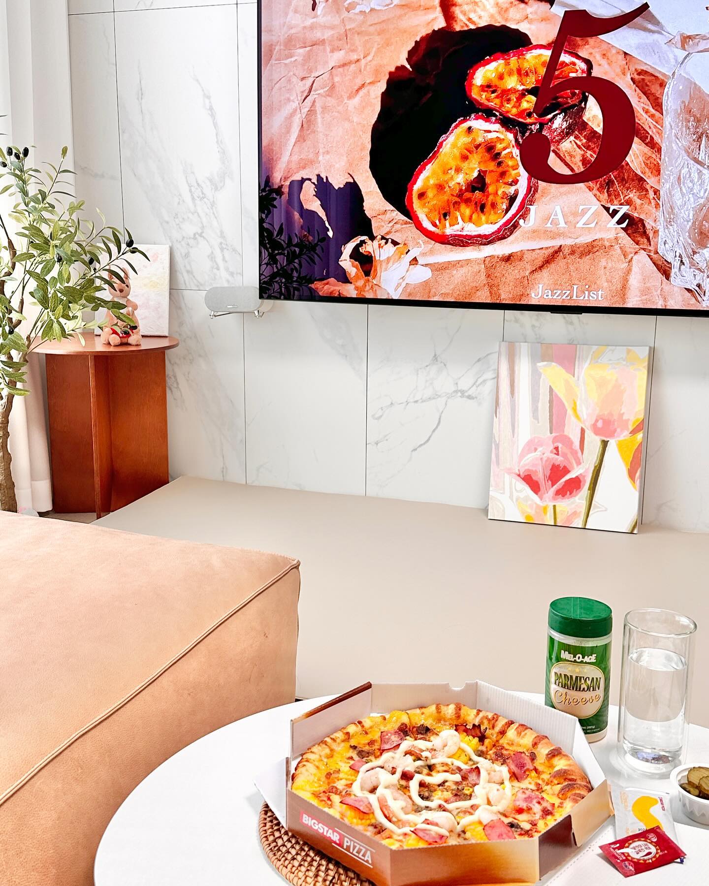 #협찬 bigstar_pizza

빅스타피자 신메뉴 샐리 콜라보레이션 피자

라인프렌즈 샐리 캐릭터 콜라보레이션 제품으로
샐리 피자는 물론 토이카메라, 인형 키링, 에코백 구성의 굿즈
샐리 찰칵 세트도 만나볼 수 있답니다.

통통한 새우와 짭짤한 베이컨 달달한 슈크림 쫀득한 옥수수까지~
단짠 조합의 샐리피자 너무 맛있어요.

출시 기념 이벤트로 4천원 할인중이니 놓치지마세요~

#빅스타피자 #라인프렌즈 #샐리피자 #샐리굿즈 #샐리 #굿즈 #빅스타굿즈 #샐리옥슈슈피자 #샐리찰칵옥슈슈세트 #샐리포켓옥슈슈세트 #콜라보메뉴 #신메뉴 #어린이날선물 #선물 #토이카메라 #인형