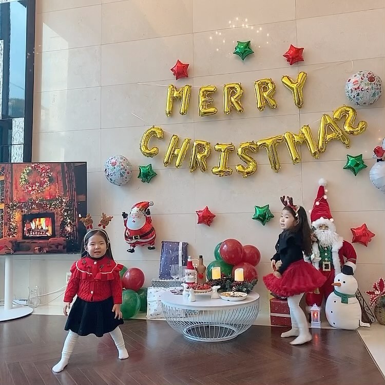 #merrychristmas🎄 

자고 일어나니까 #화이트크리스마스 라서 
더 행복해 하던 공주둘❤️💚

산타할버지가 못찾아 올 수 있다고 지도까지 그려서 벽에 붙여두고 자더니 #산타할아버지선물 많이 받은 #딸둘 ㅋㅋㅋㅋㅋㅋ

우리 또 1년 동안 착한일 많이 하고 선물 받자😎