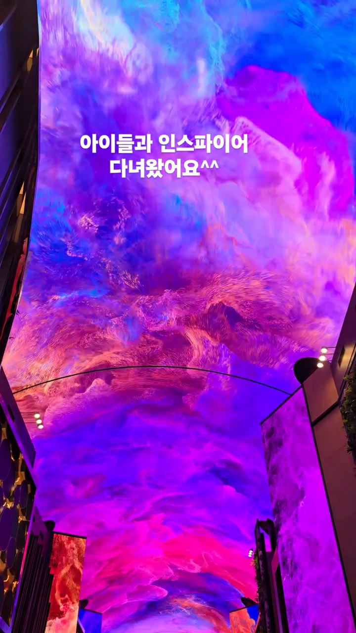 인천 영종도 인스파이어 다녀오셨나요^^??
이번주말에 ㅎ 엄마와 이모랑 다녀왔어요 ㅎ
너무 너무 멋진거 있죠^^ 아침 일찍 가서 후다닥 찍고 나왔답니다 ㅎ
고래영상 멋진데^^ ㅎ 다음메는 더 다양한 영상이 나오길 기대하네요 ㅎ

공룡 이나^^ 우주 동물 이런컨셉도 엄청 다양하게 나오면 좋을듯 하더라고요..ㅎㅎ 타임별로 나와야^^ 사람들이 더 오래 머물지 않을까요ㅎ

인천 가실때 가보세용^^ 
오늘도 좋은하루 되세요^^