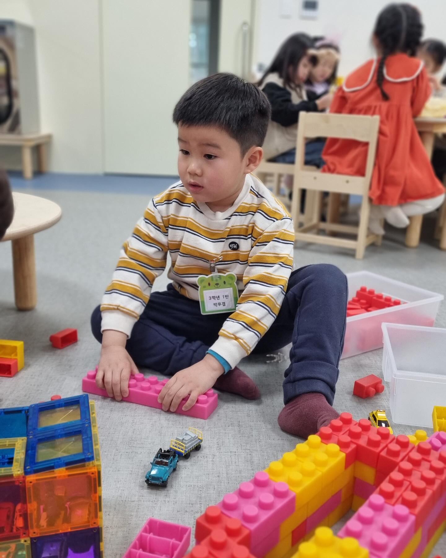 새집에서 새유치원에 적응중인 두 아들ㅎ
역시나 첫째는 걱정없이 잘 놀고 먹고ㅎ
둘째는 장꾸장꾸ㅋㅋ 
선생님전화를 초반에만 몇번 받았는지🤣
.
그래도 나름대로 우리 잘 하고 있다❤️
4월엔 안정되겠지☺️
.
#무우마밍 #워킹맘 #새집 #새유치원 #잘살아보자