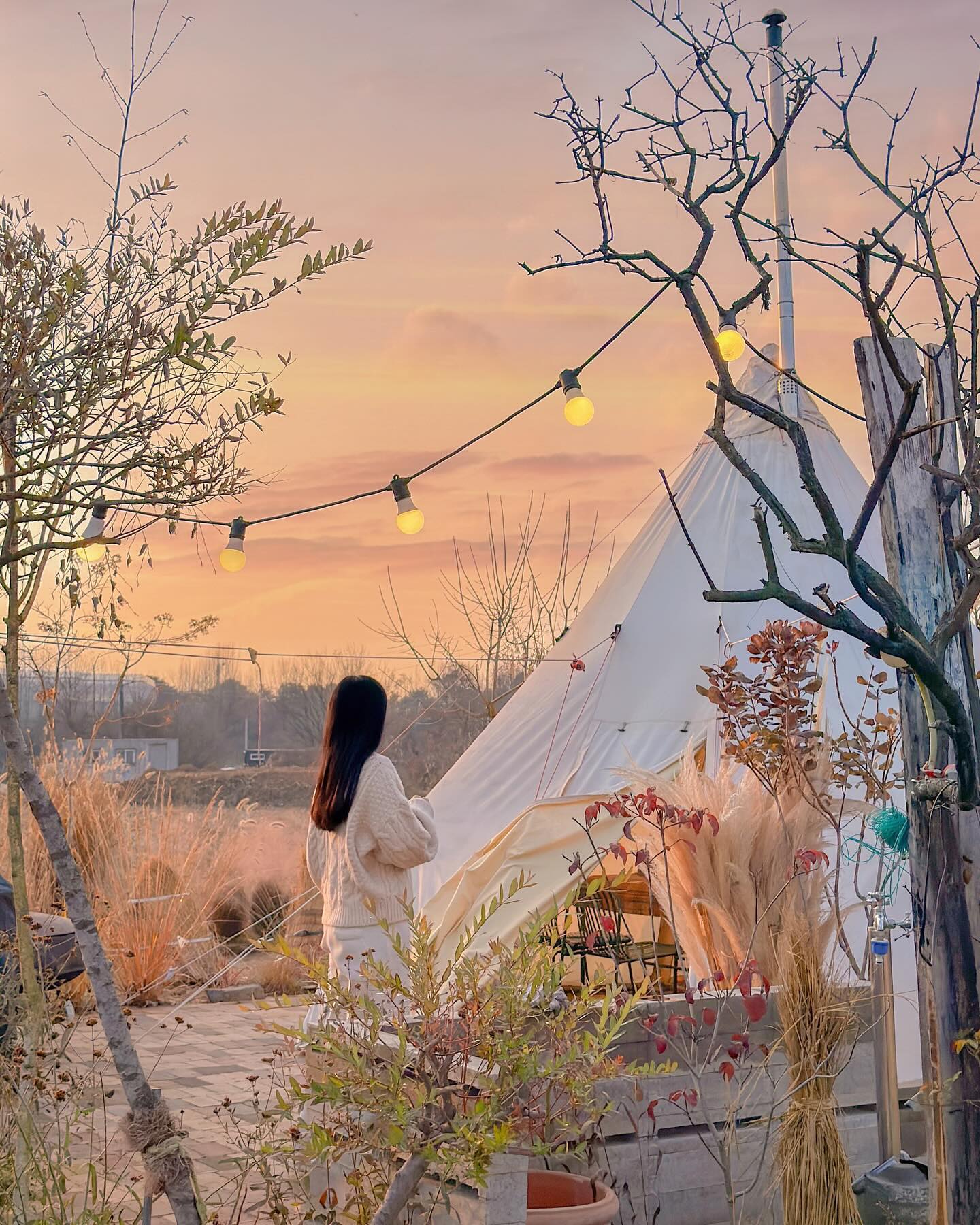 사계절 꽃이 피는 공간에서의 따스한 촌캉스, #오늘의우리집🏠

핑크뮬리를 보러 다녀왔던 공간에서의 좋은 인연이 되어 좋은 사장님께 따스한 저녁까지 한끼 대접받으며 힐링하고 돌아온 청주 근교에서 촌캉스가 가능한 펜션 더다락.
원래는 사장님께서 직접 사시려고 지으시고 꾸며놓으신 공간과 정원인데, 이렇게 예쁜 공간을 두분만 보시기 너무 아까워 숙소로 운영을 시작하셨다고 해요.
지난 가을 보여드렸던 핑크뮬리도 예쁘지만 봄에는 데이지, 여름에는 라벤더, 겨울에는 하얀 눈꽃이 내리는, 두분 사장님께서 정성껏 가꾸시는 정원이 너무 아름다운 공간이랍니다.
특히 겨울에는 야외에 설치해두신 텐트에서 고기도 구워먹고 라면도 끓여먹으며 고요한 시골 속에서 오롯이 우리만 힐링하고 올 수 있는 곳이였어요.

정원으로 난 창문 하나까지도 일몰과 정원을 품을 수 있게끔 사장님께서 하나 하나 설계하신 공간이라 창문 너머로 보이는 풍경만 바라봐도 하루가 어떻게 흘러가는지 모를, 쉼이 가득한 곳이였습니다.

무엇보다 오송역에서 차량으로 10분정도면 도착할 위치라 청주 여행 놀러오셔서 들르시기에도 너무 좋고, 청주에서도 멀지 않은 강내면에 위치해 있어 하룻밤 힐링하러 오시기에도 위치가 너무 좋았어요.

사람 많은 정신없는 청주 근교에서 이렇게 조용히 힐링하며 쉬어본게 얼마만인지 모를, 정말 휴식같은 공간이였어서 더 많이 소개해드리고 싶은데 인스타는 왜 사진이 열장밖에 안올라 가는지🥺
더다락의 다양한 사계절 풍경과 다양한 사진은 하이라이트 #오늘의우리집🏠 참고 부탁드려요!

🏠더 다락 (_thedarak )
📍충북 청주시 흥덕구 강내면 다락탑연길 59-8
🕰️입실 15:00 퇴실 11:00
🚘주차공간 O
◽️칫솔을 제외한 기본 어메니티, 개별자쿠지, 개별수영장, 개별바베큐 등
#청주여행 #청주펜션 #청주풀빌라 #청주근교 #더다락 #더다락농장