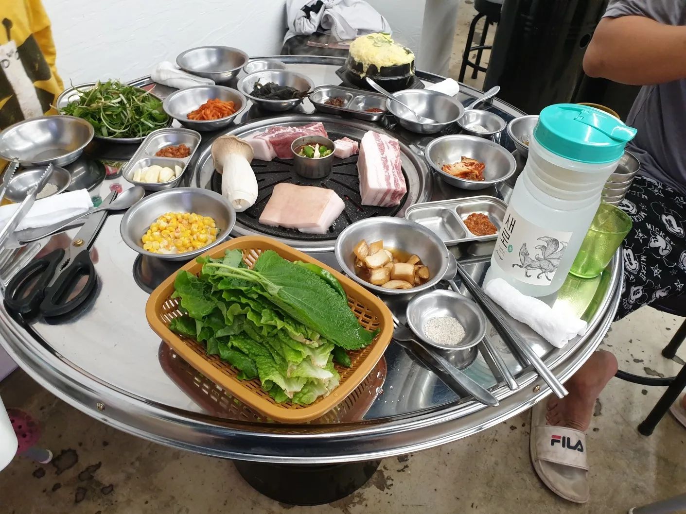#고기강요#서귀포맛집#서귀포로컬맛집#서귀포흑돼지#제주도흑돼지전문

고기강요
사장님 성함을 넣어 상호를 지으셨다고 해요^^
아기의자도 3개나 있고 배려를 정말 잘해주셔서 감동받았어요.
오늘 다녀왔는데 진짜 감사했어요.
 (구)문치비 아랑조을거리점이 새롭게 리뉴얼 오픈!! 리뉴얼로 더욱더 고기에 집중했다고 해요 ㅎㅎ
서귀포에서 가장 맛좋고 질좋은 돼지고기 제공! 하는곳이랍니다^^
서귀포 핫플 ’매일올레시장’으로부터 도보 5분거리!
동일장소 업력00년의 서귀포 찐도민들의 신뢰로 이루어진 돼지고기 로컬맛집이라 정말 맛있더라구요 +_+
리뉴얼 오픈을 맞이하여, 매월 셋째주 목요일 1인당 3만원에 고기/주류 무제한 제공 및 돈육 해체쇼 진행한다고 해요~드디어 바로 내일이랍니다. 최소 1년은 하신다고 해요~