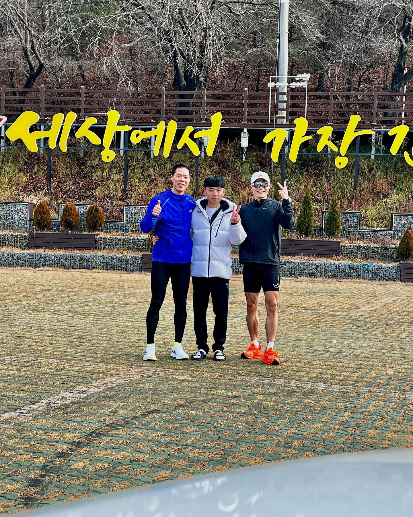 D-56
다시 장거리 하면서
만들어보자

여수 풀 기점으로 장거리 시작
자신감을 가지고 열심히 하자

‘나태해지지말자’‘
’집중‘
’반복적인 훈련’

“난 2시간 35분 주자다‼️”

2시간 33분 목표로 가보자🏃🏻‍♂️