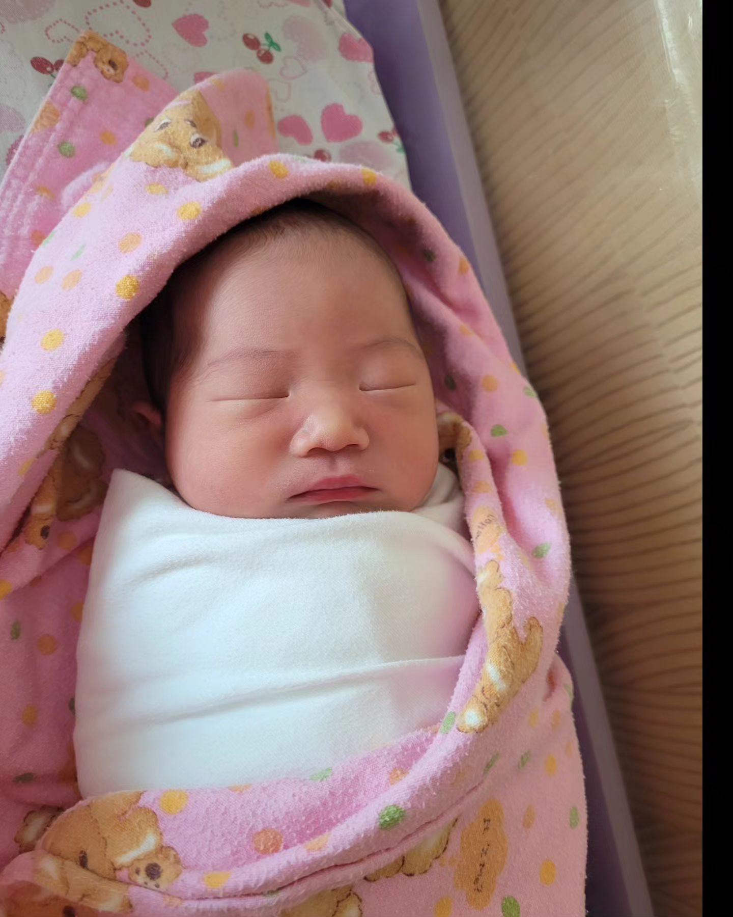 Welcome. 새복아

10개월간 엄마 뱃속에서 답답했는지 입원 하루만에 바로 세상으로 나오긴.. 
성격급한건 아빠 닮았네ㅎㅎ

건강하게 태어나서 고맙고, 
외모는 아빠보다 엄마를 많이 닮으렴
세상이 밝으니 눈은 천천히 뜨자 (자는모습도 이쁘니)
잘먹고 잘자고 하자잉!

출생신고완료!
39주 +3일
2023.09.20
Am 07:22
3.18Kg 51Cm

온전 전 全
클 하  嘏
이룰 성  成

전하성
全嘏成

온전히 크게 이루어라.