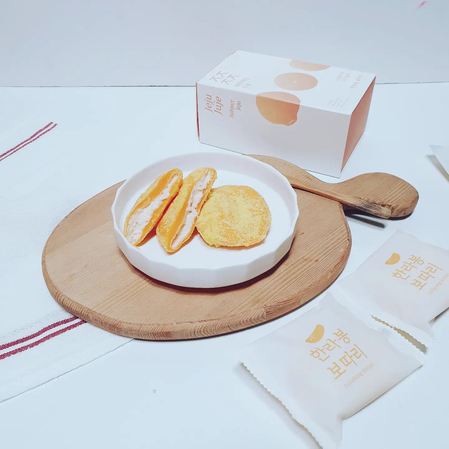 #협찬 

얼마나 맛있게요 

#제주주제  제품 라인업  녹차보따리, 땅콩보따리, 
한라봉보따리 중 

한라봉보따리로 했어요 
제가 한라봉을 좋아하거든요

한라봉 크림치즈 찹쌀떡이에요 

낱개포장으로 들고 먹기도 좋고  한라봉의  상큼한 맛이나서  제주의 맛을 느낄수 있었어요

그리고  어찌나 부드럽던지 

#사무실간식 이나 #답례떡 으로  좋아요 

#ㅈㅈㅈㅈ #제주주제 #제주특산품 #찹쌀떡 #한라봉 #제주녹차 #우도땅콩 #떡 #오메기떡 #생크림참쌀떡 #간식  #영양떡