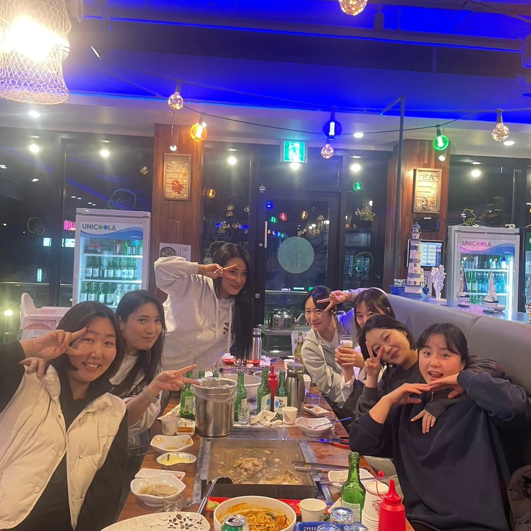 망년회✌️ 1박2일 무지하게  많이 먹었네..내가 1등 으로 뻗고
나만 숙취 있고...너네는 대단한 아이들이다. 나이 먹으니 8시 9시에  일어나는 우리들ㅋㅋㅋㅋ  우리 순희는  다음에 보장♡
.
.
.
#망년회  #용인  #2024년  #봅세  #피곤쓰 #낮잠자야겠다