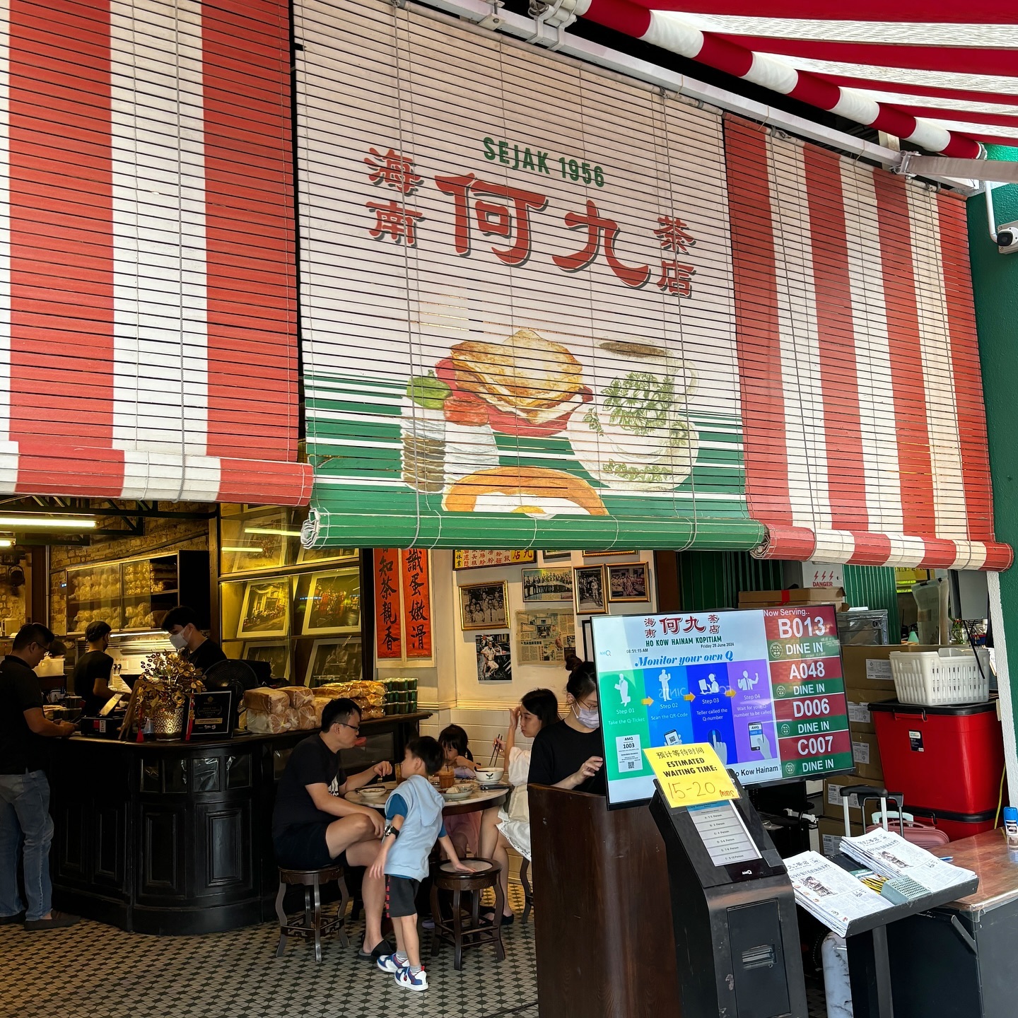 📍ho kow hainam kopitiam
현지인들이 아침 먹으러 오는 곳으로 여행자들에게도 인기 많았던 맛집. 잠시 웨이팅을 하고 말레이시아에서 첫 카야 토스트! 수란 찍어 먹으면 완전 고소하고 맛있다. 여기서 먹은 커리 창펀의 맛을 그 어디서도 찾지 못했다ㅏㅏ 쫀득쫀득 완전 내 스타일〰️🥹🧡

바로 옆은 차이나타운
걸어서 센트럴 마켓까지 산책, 여기서 마그넷 겟🇲🇾✌🏻