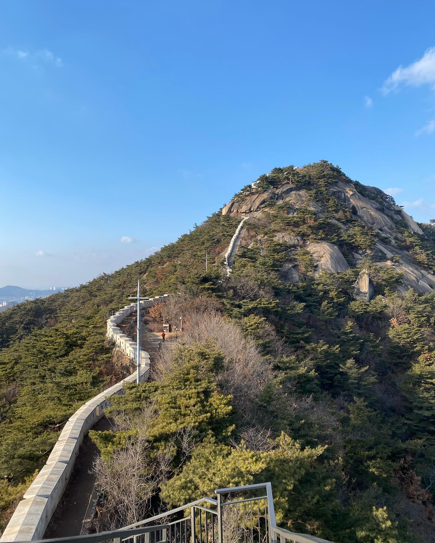내 나이의 반 이상을 후딱 넘겨 살았던 #서대문구 ⛰️💚🍀
어제는 #인왕산 오늘은 서대문구청 부근 #안산자락길
내가 생각지 못한 사건의 연속이지만 이틀 내내 등산과 말씀 묵상으로
건강해지고 이쒀👀
내일은 새벽에 일어나 황토길걷기 도전할구야 
만족스러운 연휴 2일차. 
내일은 또 정신없겠지만 #onlybyprayer