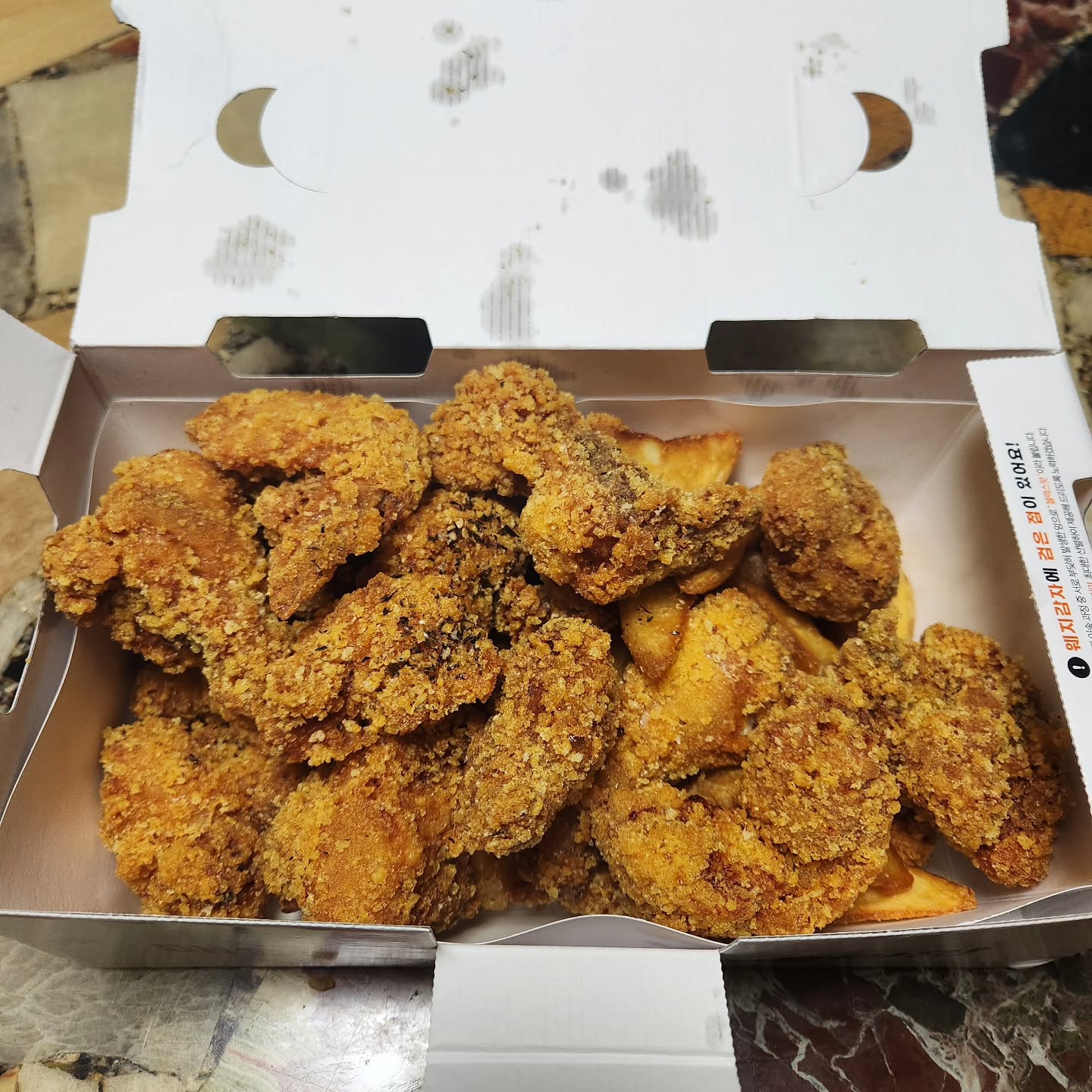 저녁으로 뭐 먹을지 한참을 고민하다가 친구가 60계치킨 크크크치킨을 추천해줘서 첫 도전해보기!!

[오늘의 메뉴]
-크크크치킨🍗
-웨지감자 추가🍟

크럼블, 크런치, 크리스피 앞글자를 따서 탄생한 크크크치킨
이름에 어울리게 비주얼부터 바삭한 겉면 튀김이 먼저 보이고 조각별로 잘라져 있어서 치킨 양이 많아요!! 한 입 먹으면 엄청 큰 바삭소리가 나면서 겉은 바삭, 속은 촉촉한 치킨이에요 

크크크치킨은 콘마요, HOT소스, 크크크소스 3가지가 있는데 콘마요와 HOT소스는 이름 그대로 달콤, 매콤 확실히 예상가는 맛인데 초록색 크크크소스는 야채가 들어있어서 달달하면서 씹히는 식감이 있어서 더 잘 어울려요👍🏻

바삭한 치킨이면서 다양한 소스들을 찍어 먹을 수 있는 크크크치킨 식어도 바삭함이 유지되어서 처음 먹을 때와 똑같아요 다만 먹으실 때 주의할 점은 너무 바삭하기 때문에 한입 크게 먹다가 입천장이 까질 수 있으니 조심해야해요ㅎㅎㅎ

#먹스타그램 #리뷰이벤트 #치킨맛집 #배달음식 #혜자로운60계이벤트 #60계치킨 #크크크치킨 #좋아요테러 #좋아요반사 #팔로우 #먹팔환영 #먹팔 #선팔하면맞팔 #선팔맞팔 #좋아요테러 #좋반 #좋아요 #좋아요반사 #팔로우 #맞팔환영 #맞팔해요 #선팔하면맞팔 #선팔 #음식 #음식스타그램