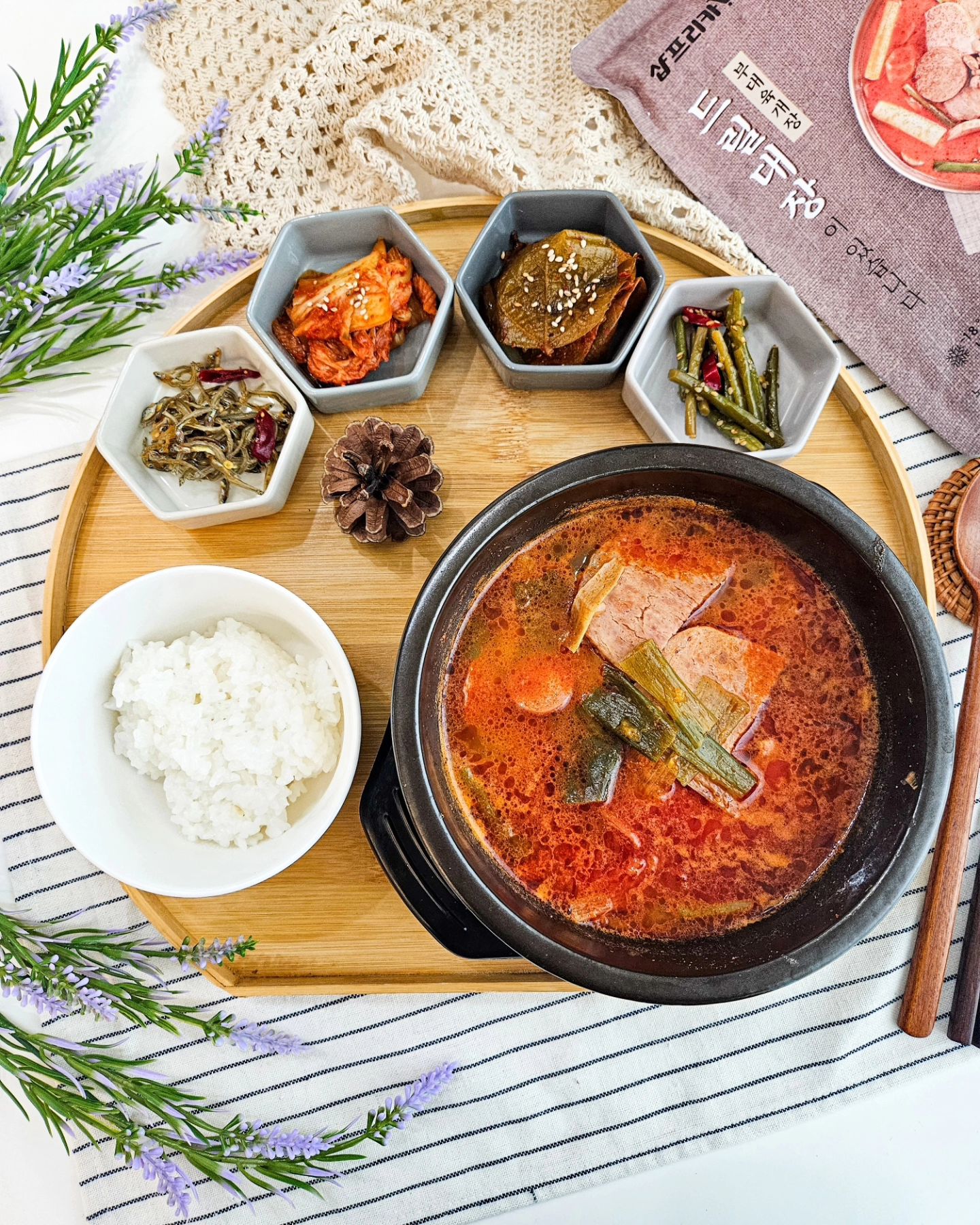 #제품제공 #부대육개장 #라미의식탁 

샵프리카TV 드릴대장시리즈!

햄이 듬뿍 들어있는 부대육개장입니다.
안에 들어있는 햄도 저렴하지않고 맛있고 식감좋은 햄이에요.

간단히 저녁으로 내기도좋고,
해장용으로도 너무좋을것같아요.
별다른 반찬없이도 밥두공기는 거뜬할 양입니다ㅋㅋ

부대육개장 말고도 전통육개장, 육개장설렁탕이 있답니다.
차차 리뷰해볼께요🙂

✔️구매좌표는
shopfreeca

저는..1월 1일부로 과장 승진을 했습니다!
진짜 아무생각도 안하고 있다가 출근했는데
오자마자 승진축하한다고해서 깜짝놀랐어요😅
인사발령공고에 제이름을 보니 기분이 이상하더라구요ㅋㅋ
그만큼 책임감은 더 커지겠지만 어쨋거나 지금은 기분 좋네용ㅎ

올해 시작이좋습니다!
다들 행복하고 힘찬 한해 보내봅시다요~♡

#육개장 #밀키트 #육개장밀키트 #국물요리 #국물밀키트 #저녁메뉴 #저녁메뉴추천 #저메추 #선팔 #맞팔 #먹팔 #홈쿡 #요리스타그램 #혼밥 #직장인 #집밥 #홈쿡