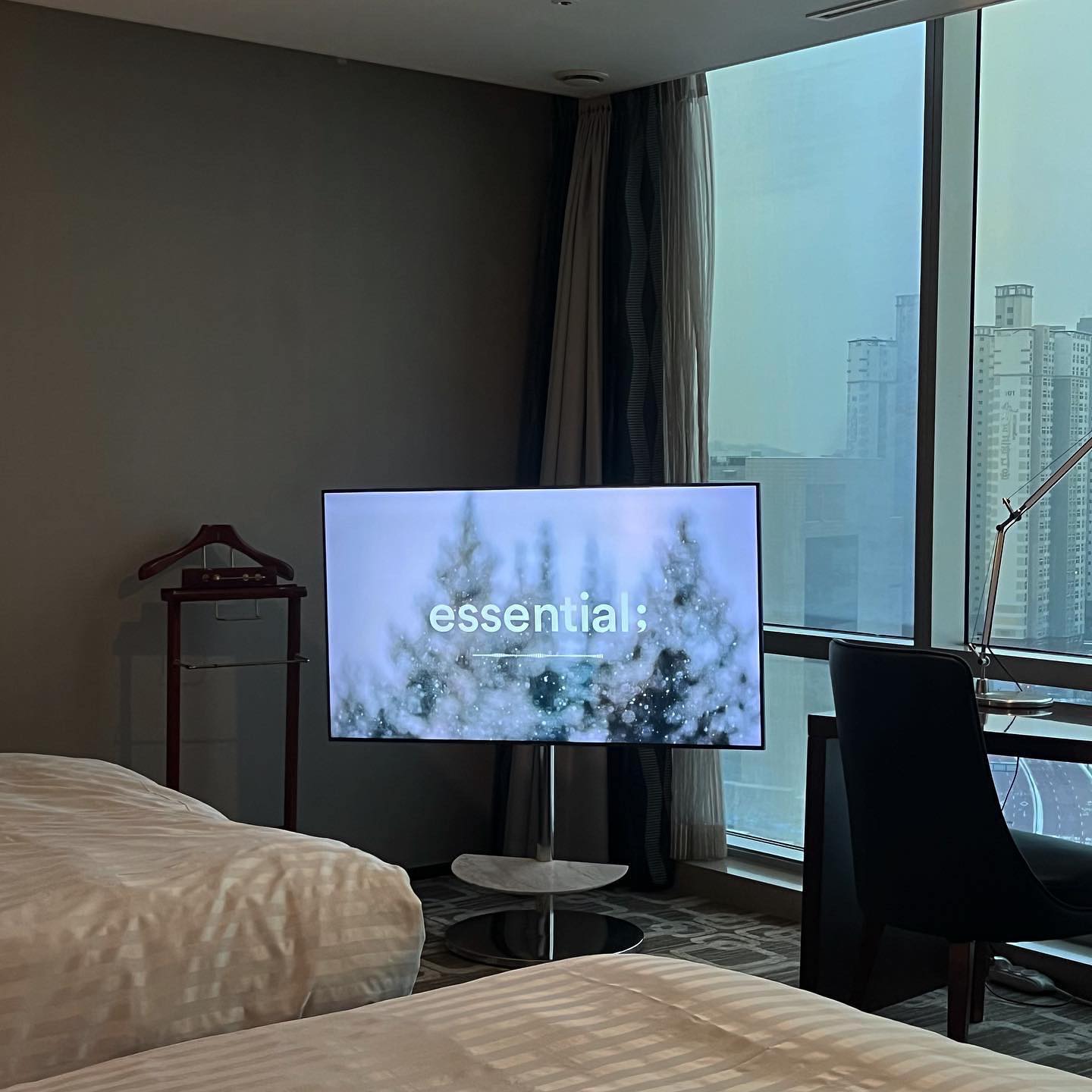 .
잠깐 서울에서 벗어난 것 뿐인데
이렇게 마음이 편하해지다니...🌬️
눈밭 뷰가 다 했다☃️🛷🫶🏻
ホテルからの雪景色が最高🤍
.
.
#소노캄고양 #호캉스 #호캉스추천 #5성급 #눈밭 #연말
