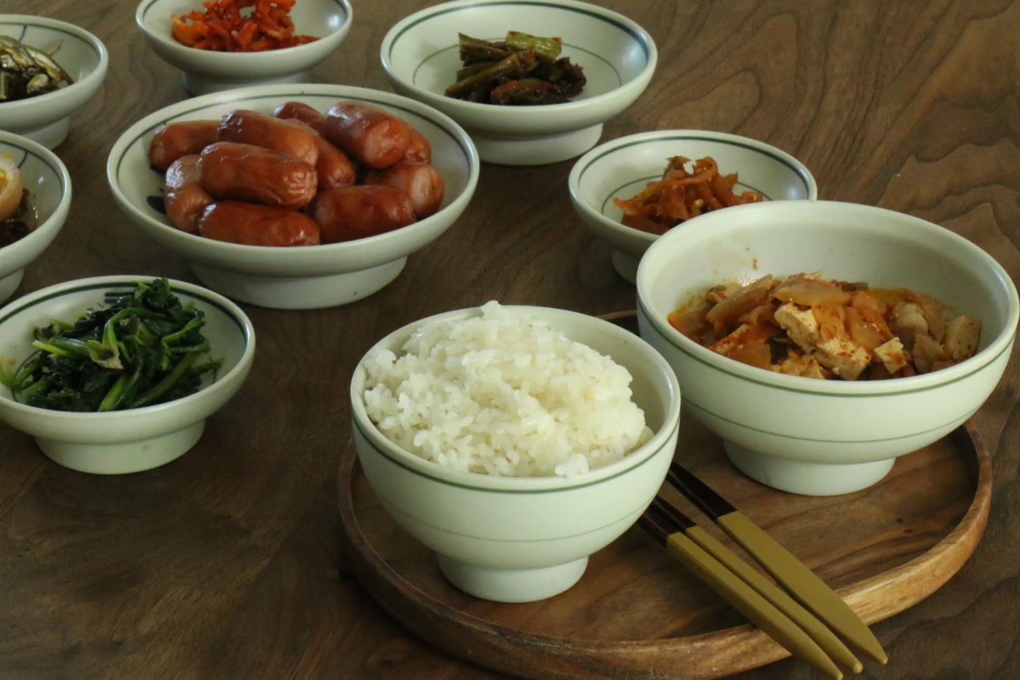가정식의 집밥

#여기담기 그릇에 담아본 돼지김치찌개 정식
차린거 없어도 좋아하는 그릇에 담아먹으니 더 맛있는 기분이에요🙂

육휴중이라 집에서 밥먹을 일이 이전보다 훨씬 많아졌기에 열심히 냉털 하면서 살고 있어요.

육휴전 집밥을 자주 못먹던 시절엔 한끼 거하게 메인요리를 꼭 해서 먹었는데 지금처럼 매일같이 집밥을 먹게되니 늘 비슷한 반찬뿐이지만 그래도 집밥이 제일 맛있는것 같아요 🍚

정말 끝내주게 국물 시원한 된장찌개와 사진속에 보이는 찐하고 맛있는 돼지김치찌개까지 최근 업그레이드된 몇가지 메뉴들 리뷰하고 싶은데 아기 이앓이가 절정인 요즘이라 언제쯤 리뷰할 수 있을까요 ? 😂

곧 2024년이네요, 모두들 건강하시고 행복하세요 🫶

#집밥스타그램
#우리집밥상
#돼지김치찌개
#요리소통
