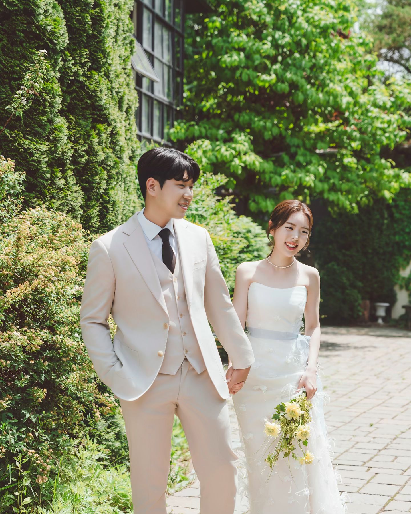 2424. 10 . 19 💍
🗓️ Wedding D-9 

 오랜만에 전하는 소식이 결혼 소식으로 혹여나 부담이 되지 않을까 싶어 
조심스러워 연락을 드리지 못한 분들이 많습니다.

조심스러운 저희의 마음 너그러이 이해하시고 
먼저 연락 주신다면 감사한 마음으로 기쁜 소식 전하겠습니다.

인생에서 가장 소중한 날, 
귀한 시간 내주시어 축복과 격려 주시면 
더없는 기쁨으로 간직 하겠습니다. 

홍래, 윤영 드림

#결혼합니다