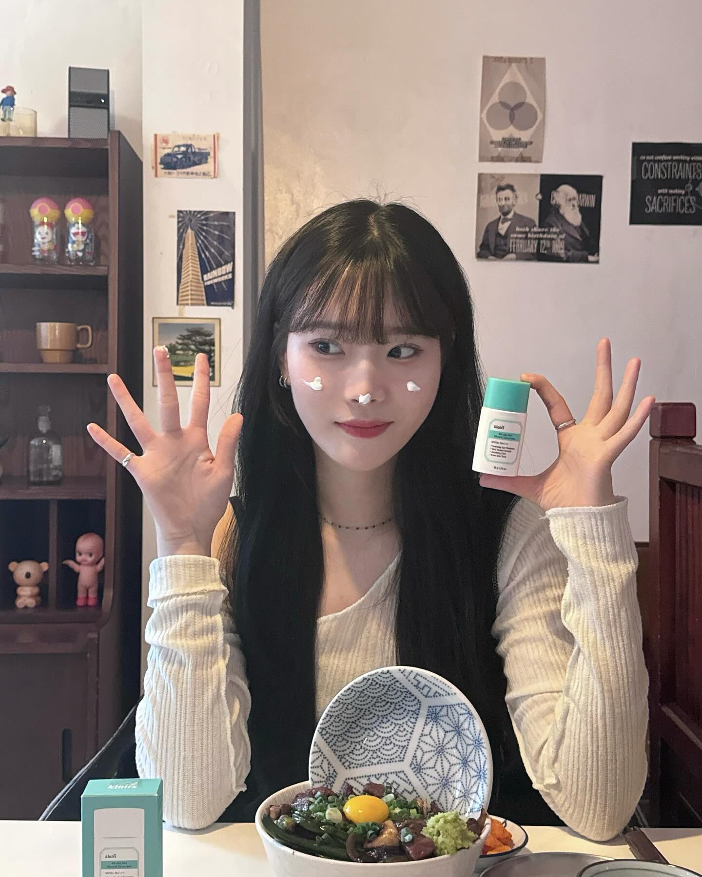 #제품제공 #클레어스 #klairs #선크림 #선크림추천 #무기자차 
#썬크림 #무기자차선크림 #톤업선크림 #민감자차 #suncream
#loveklairs dear_klairs

Dear, Klairs
All-day Mineral Sunscreen
올-데이 무기자차 선크림

크림처럼 부드럽게 !
뭉침없이 매끈하게 !
끈적없이 산뜻하게 !
아침에 바른 가벼운 느낌 그대로, 시간이 흘러도
산뜻함을 경험 할 수 있는 선크림입니다!

V 3회에 걸친 자외선 차단 지수 시험으로 더 깐깐하고 꼼꼼하게 검증 (SPF50+ PA++++)
V 자외선 노출로 인한 트리플 피부 손상 예방 효과 피부 손상, ②피부 장벽 손상, 수분손실
V 안 자극 인체적용 시험 완료
V 민감성 일차자극 테스트
V 여드름성 피부 사용 적합 (논코메도제닉 테스트 완료)

🫧이런 분들에게 추천드려요🫧

*베이스 메이크업 하기전 SPF 지수가 높고 피부 밀림 현상없이 공기처럼 가볍고 하루종일 산뜻한 선크림을 찾는분
*마무리감이 산뜻한 선크림이 필요하신 분
*자연스러운 톤 업이 되는 선크림이 필요하신 분
*부드럽게 넓게 발리고 빠르게 흡수되며 기름지지 않는 선크림이 필요하신 분

✌︎현재 성수에서 팝업스토어 진행 중이니 방문해보셔요✌︎
- ��일정: 2024.03.30- 04.14
- ��시간: 11:00 - 20:00
- ��장소: 서울특별시 성동구 연무장5길 19 (성수역 4번 출구)