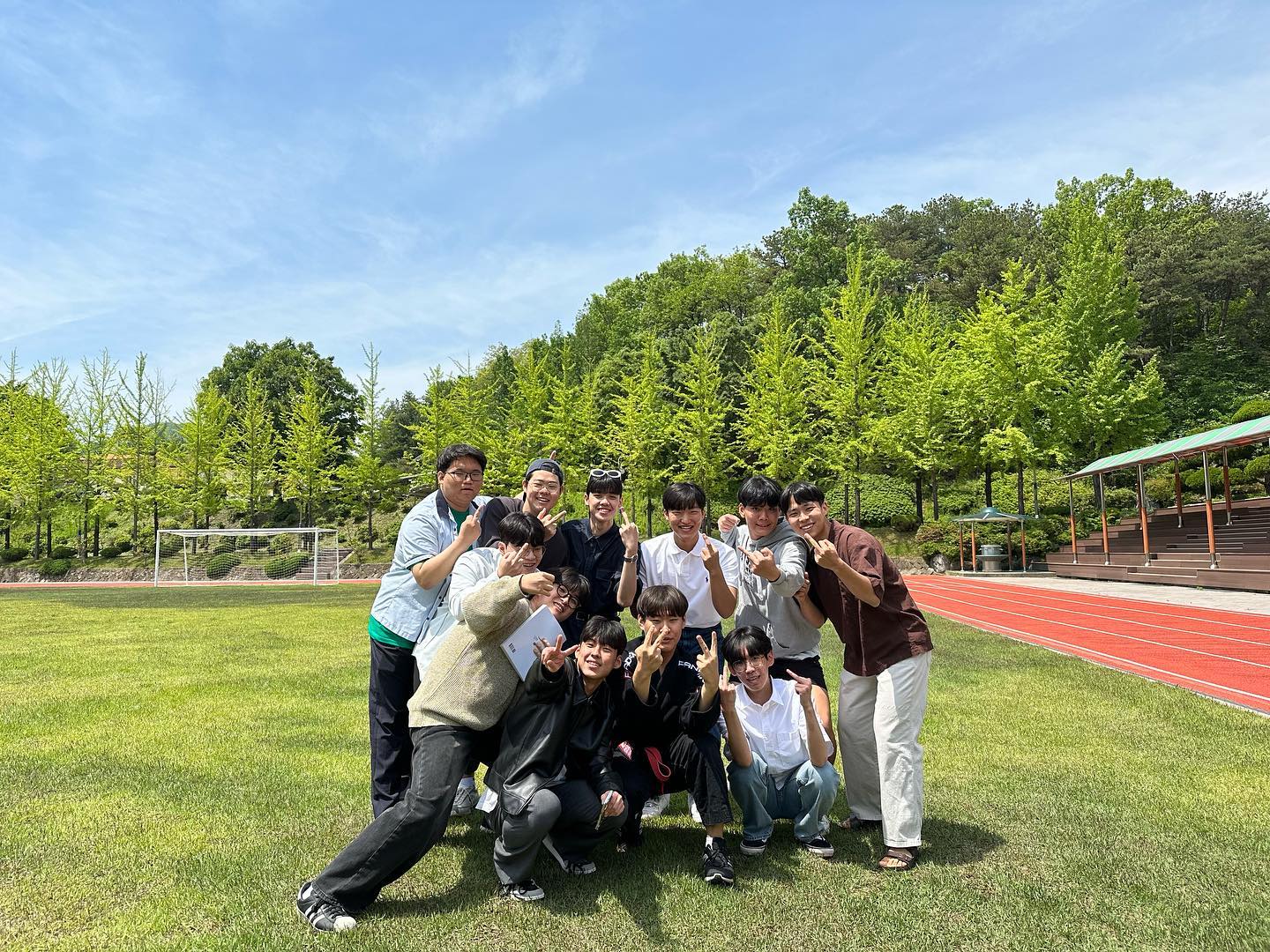 ‘이 많은 햇빛이 내린 잔디 위에’